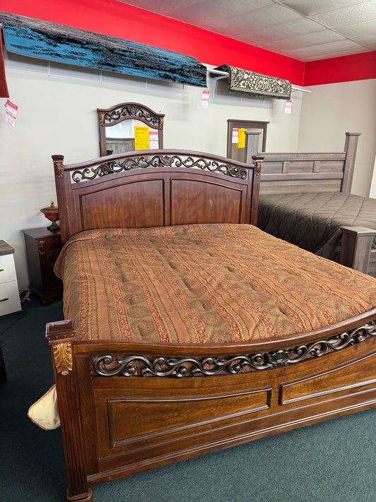 Used King Traditional Bedroom Set Trading Post