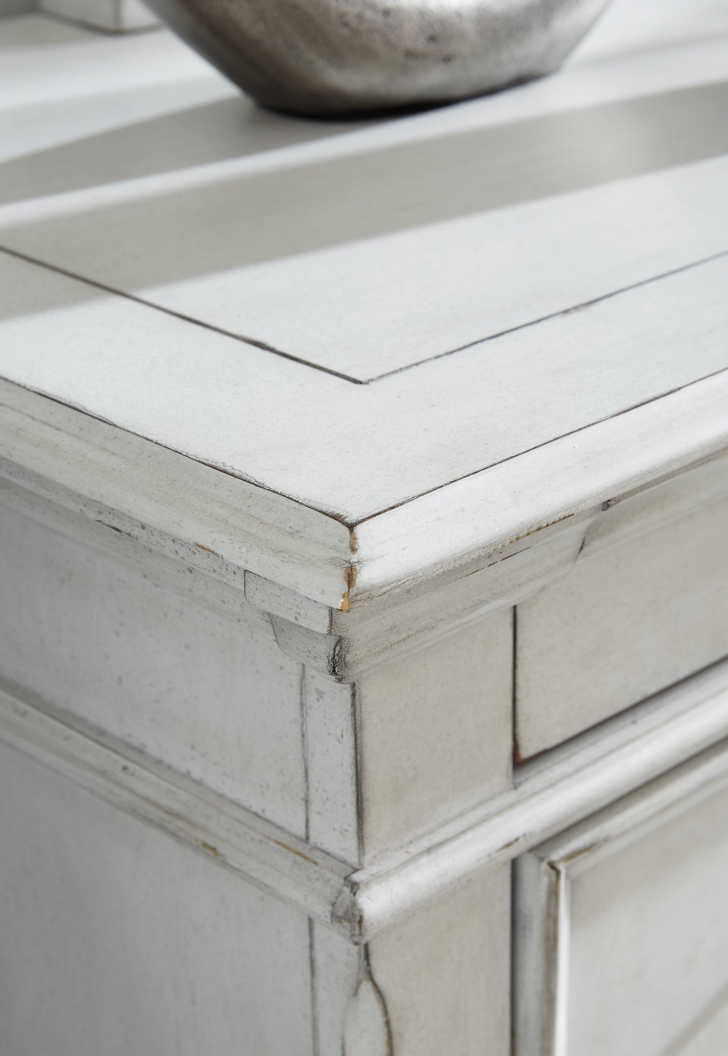 Kanwyn Dresser and Mirror Benchcraft®