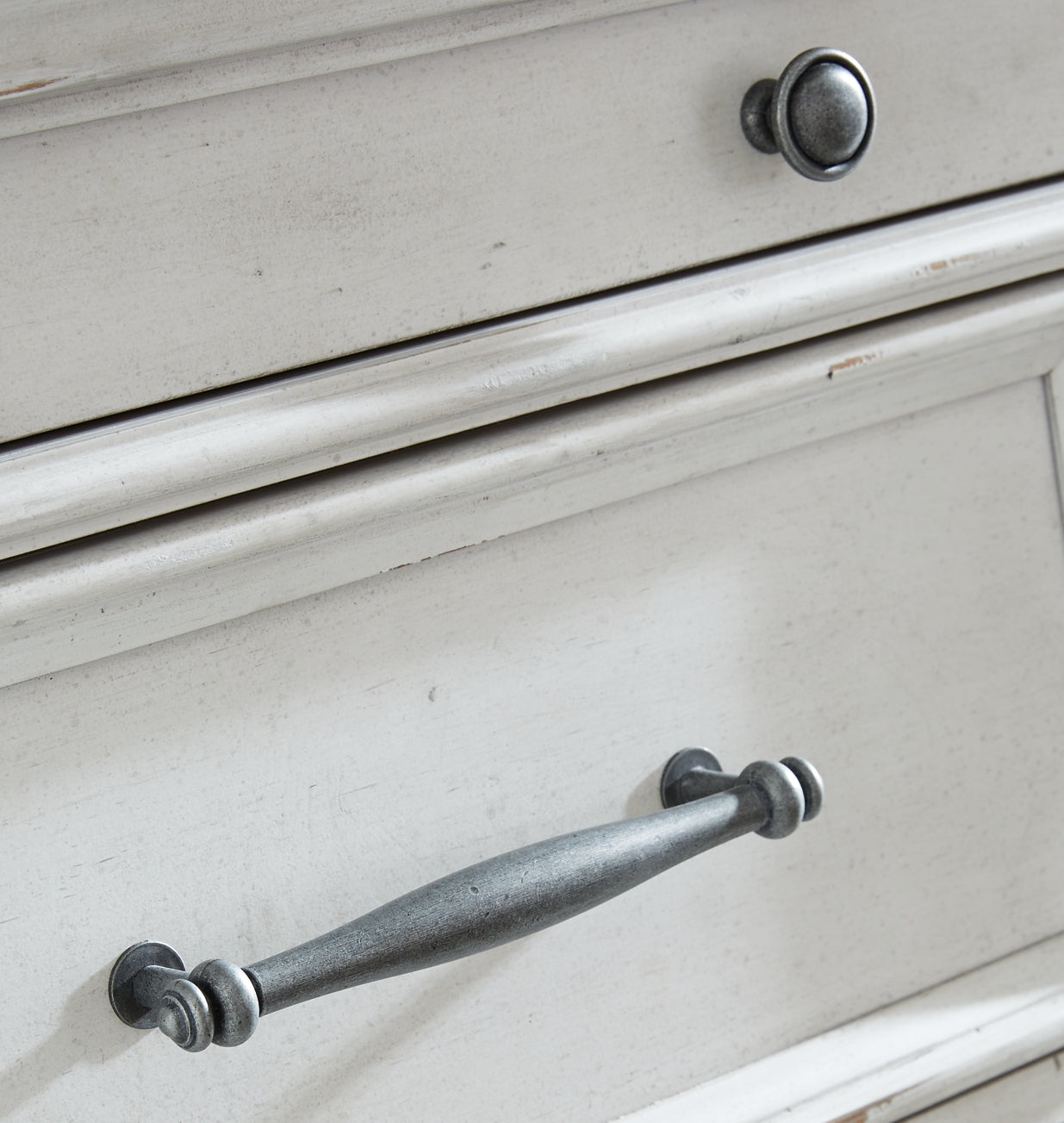 Kanwyn Dresser and Mirror Benchcraft®