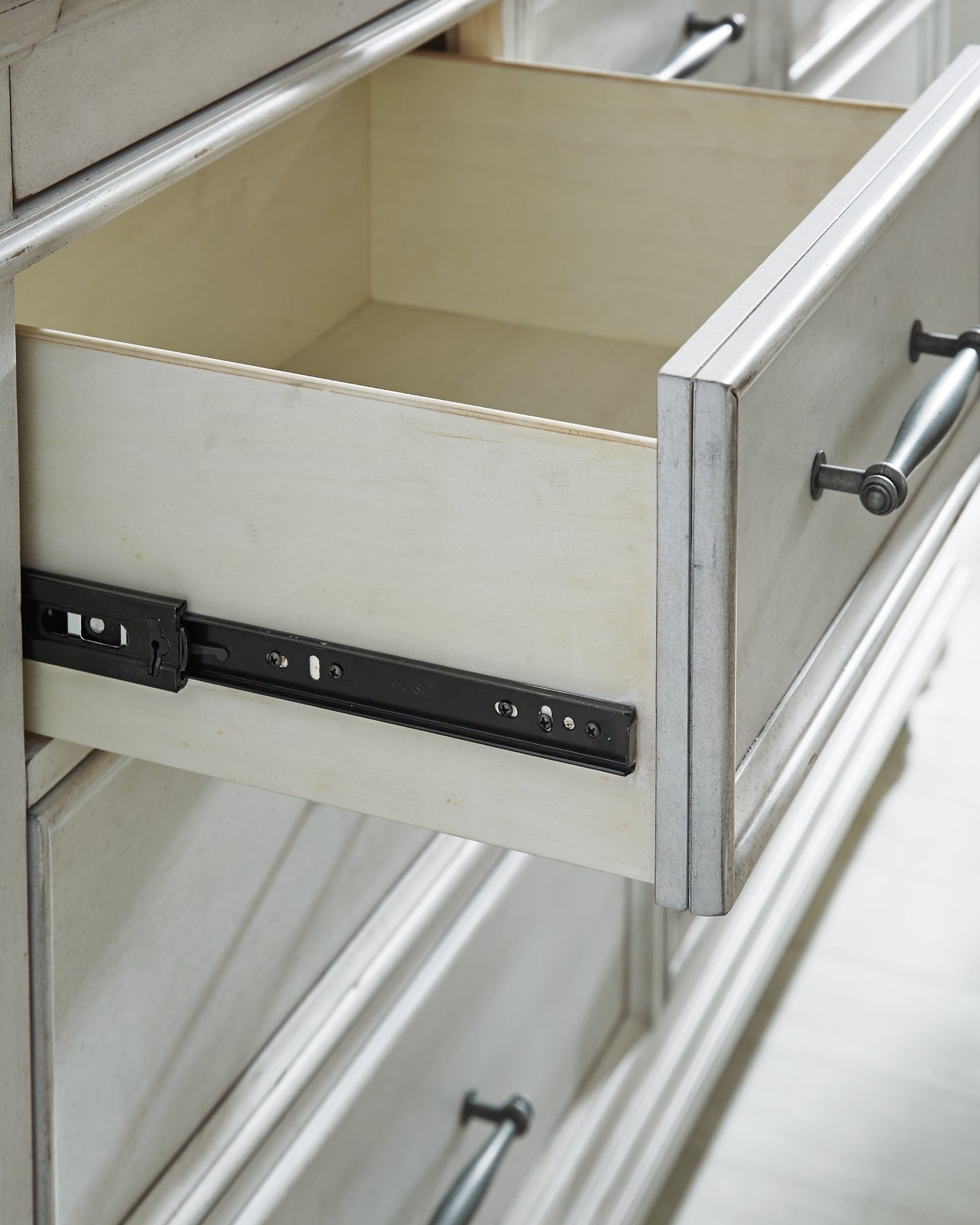 Kanwyn Dresser and Mirror Benchcraft®