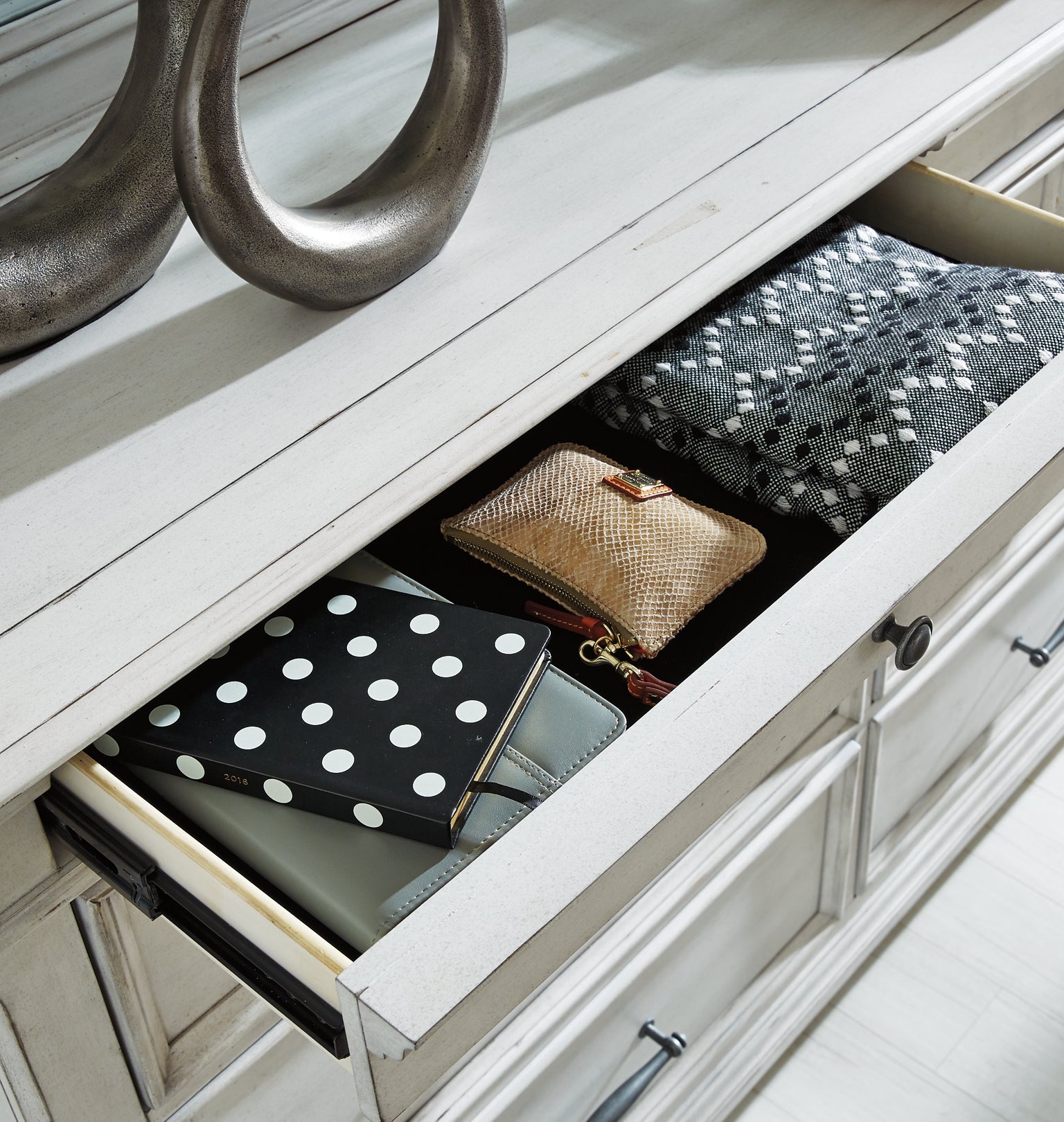 Kanwyn Dresser and Mirror Benchcraft®