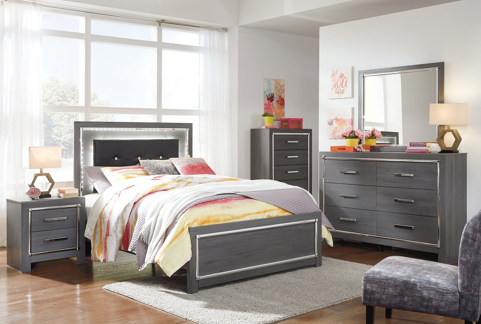 Lodanna Full Panel Bed with Mirrored Dresser, Chest and Nightstand Signature Design by Ashley®