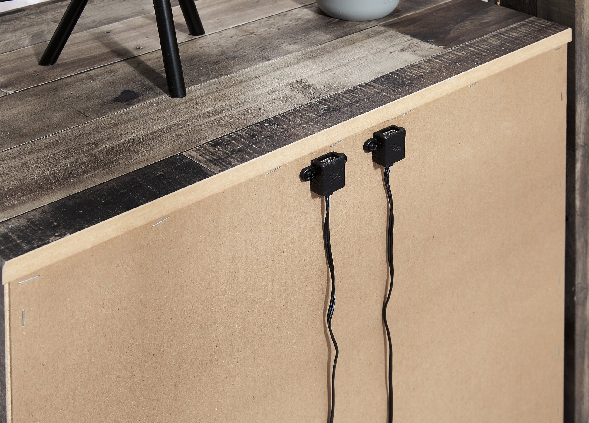 Derekson Full Panel Bed with Mirrored Dresser, Chest and Nightstand Benchcraft®