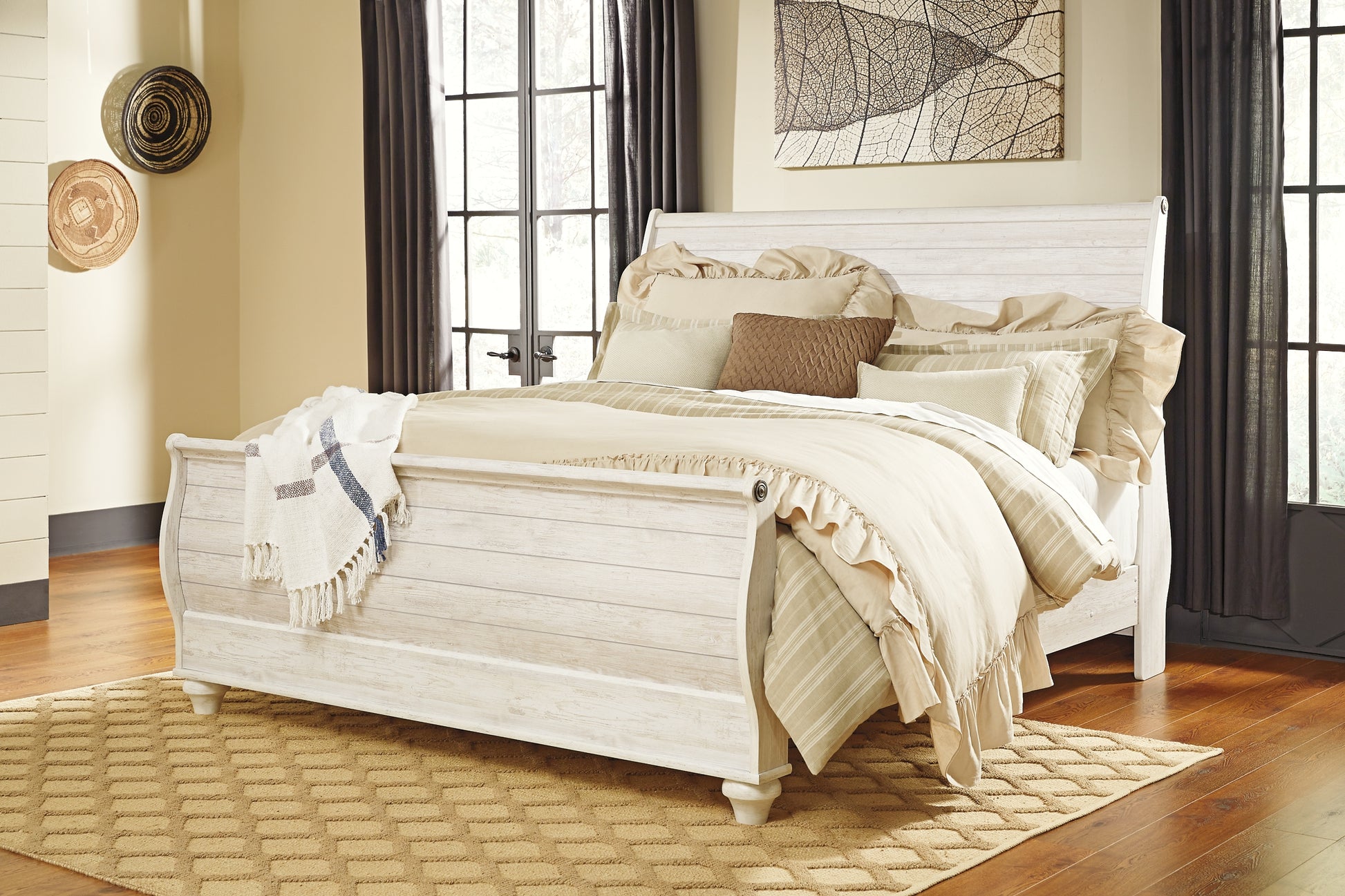 Willowton  Sleigh Bed With Mirrored Dresser Signature Design by Ashley®