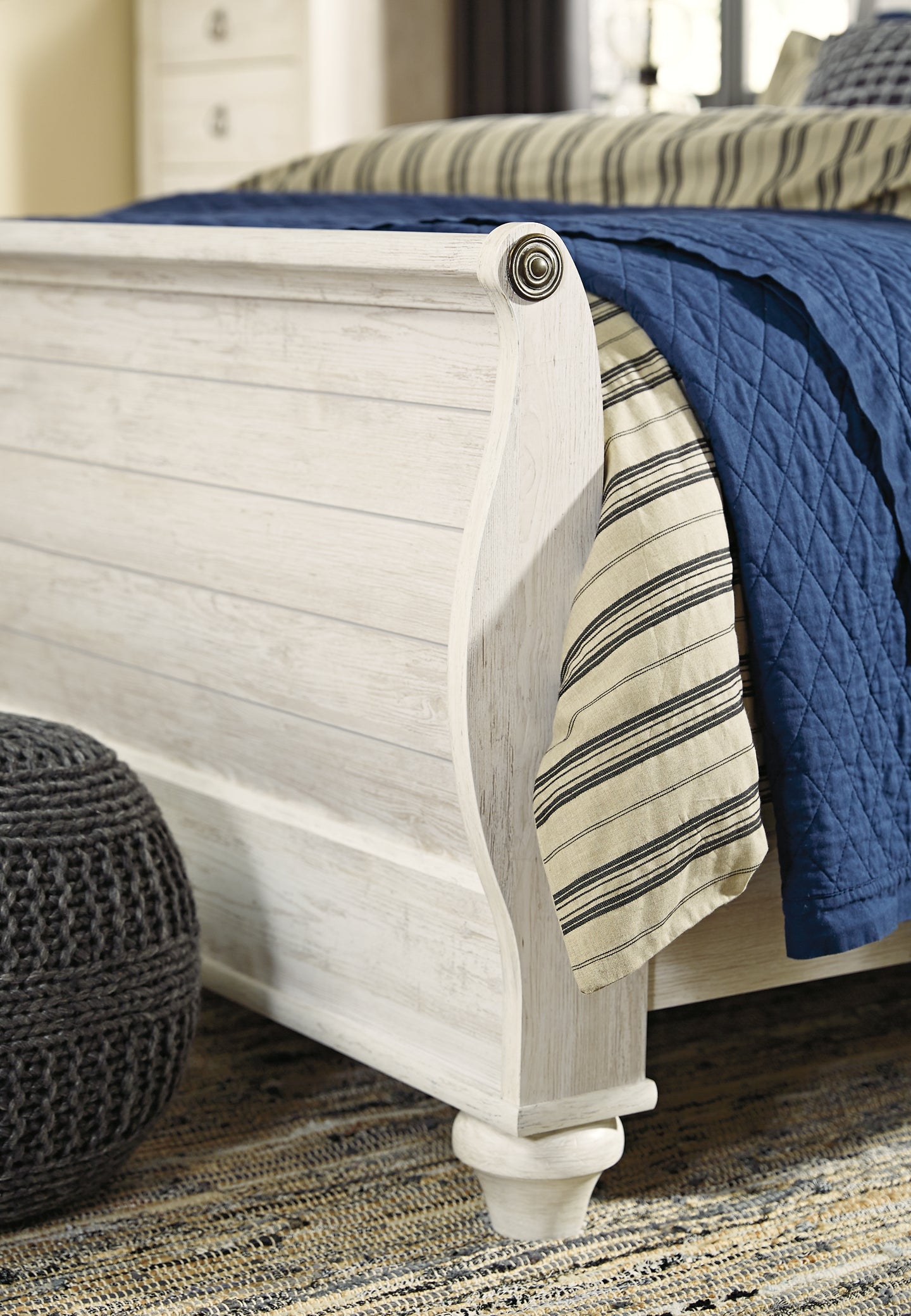 Willowton  Sleigh Bed With Mirrored Dresser Signature Design by Ashley®