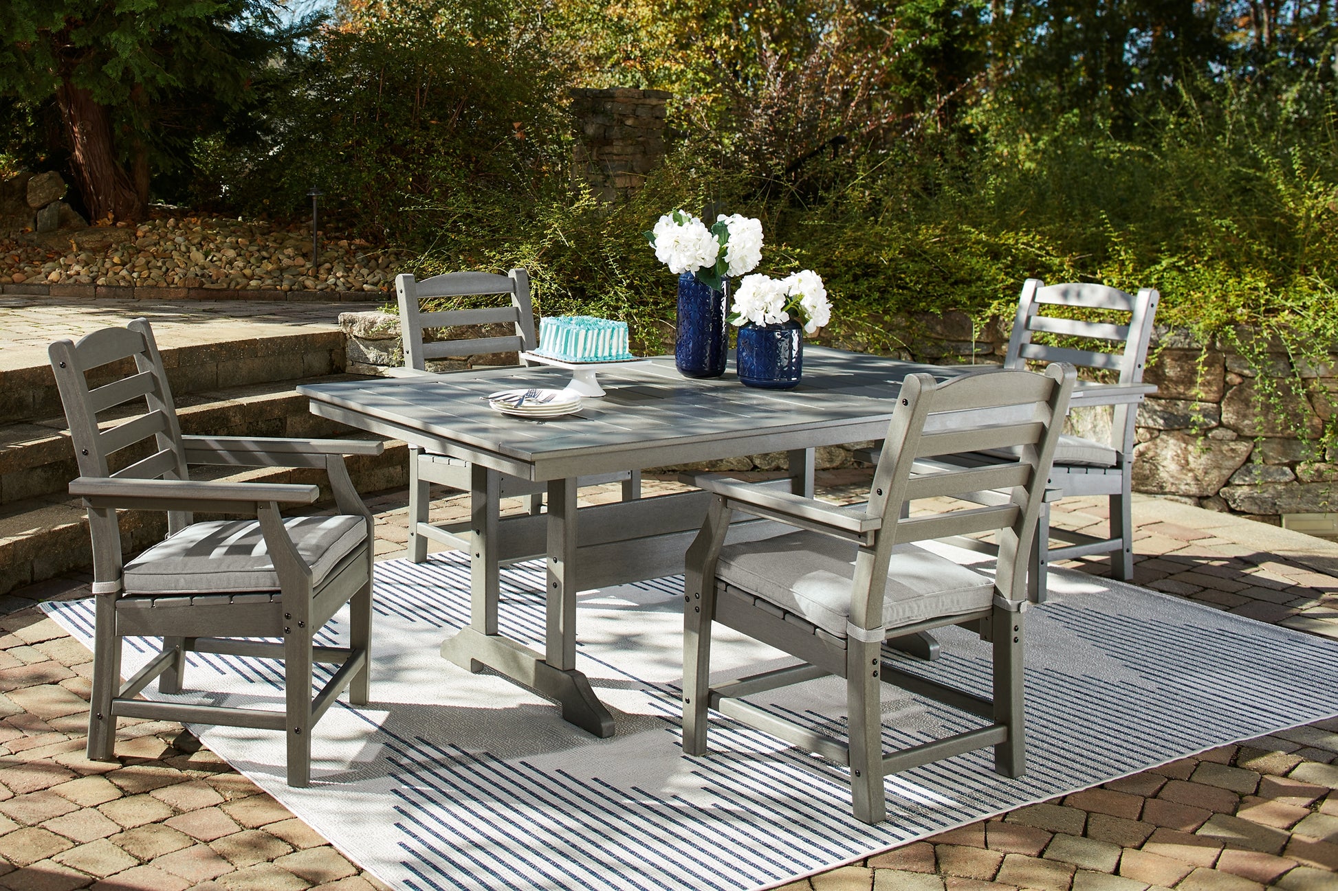 Visola Outdoor Dining Table and 4 Chairs Signature Design by Ashley®