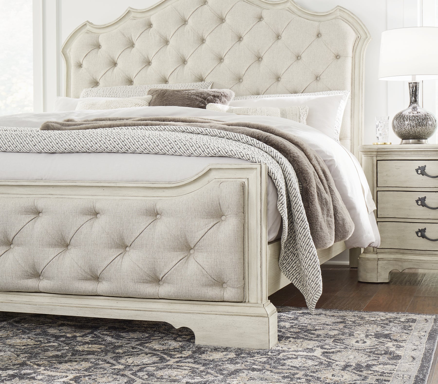 Arlendyne  Upholstered Bed Signature Design by Ashley®