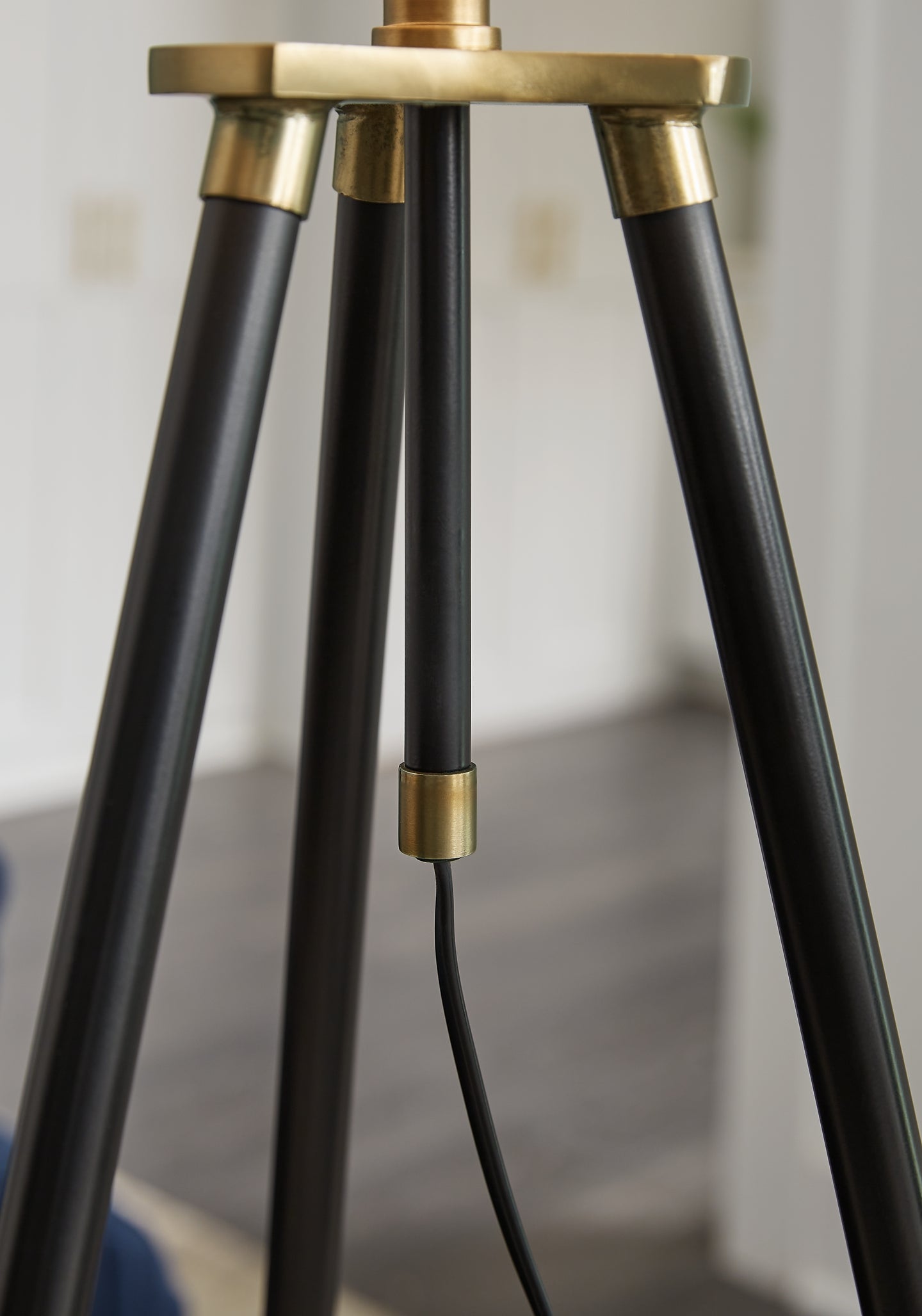 Cashner Metal Floor Lamp (1/CN) Signature Design by Ashley®
