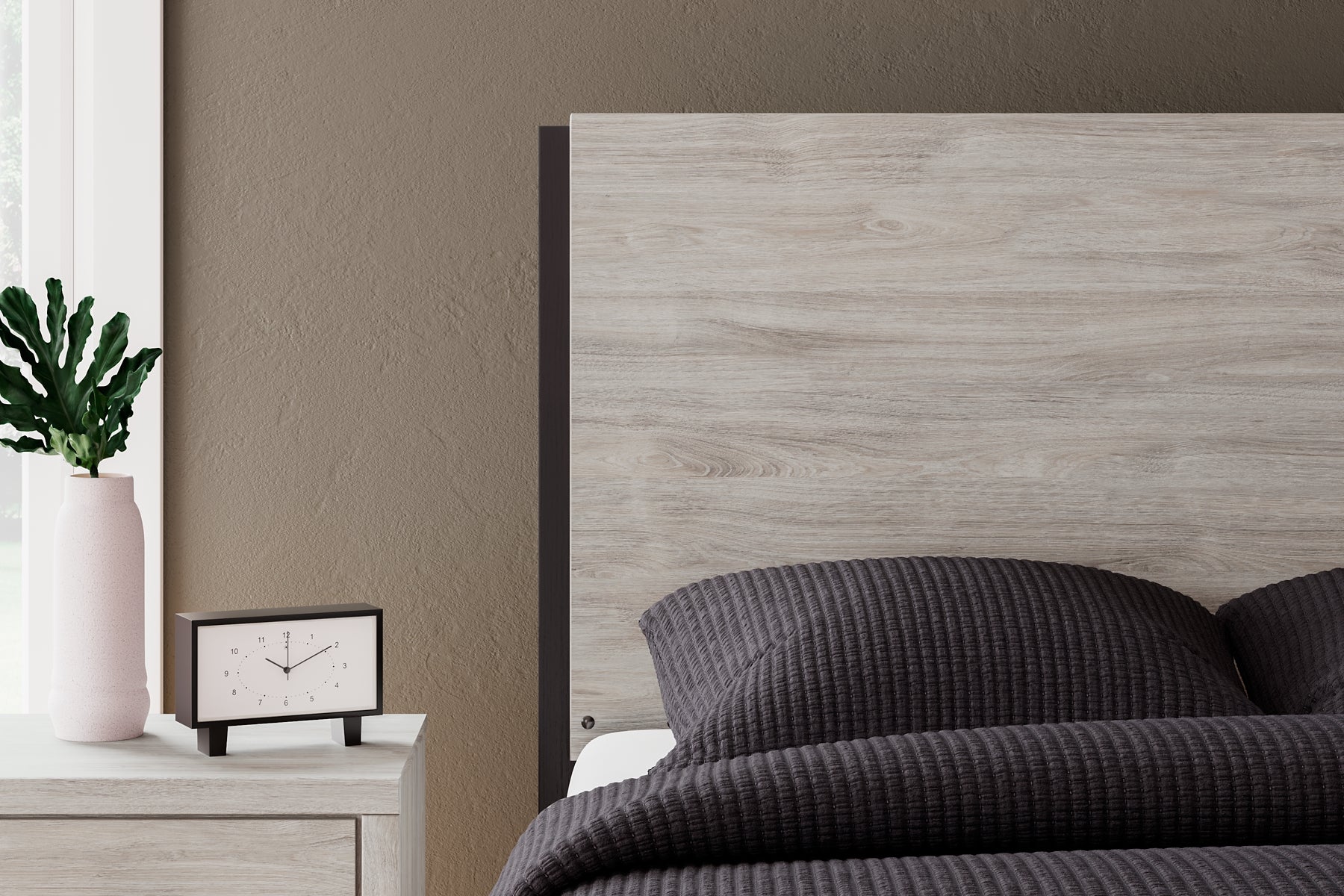 Vessalli Queen Panel Bed with Mirrored Dresser and Chest Signature Design by Ashley®