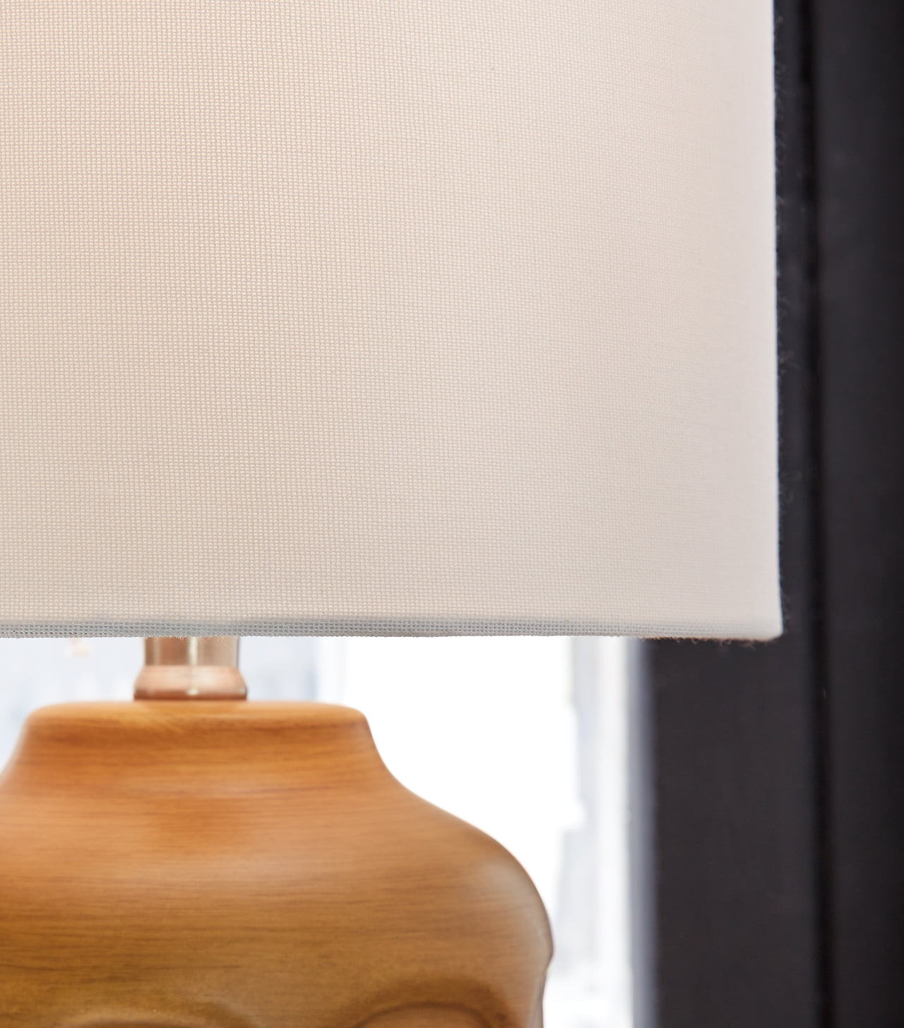 Gierburg Ceramic Table Lamp (1/CN) Signature Design by Ashley®