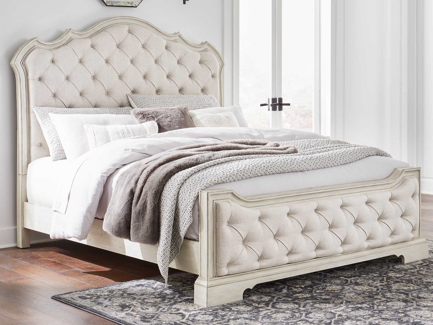 Arlendyne  Upholstered Bed Signature Design by Ashley®