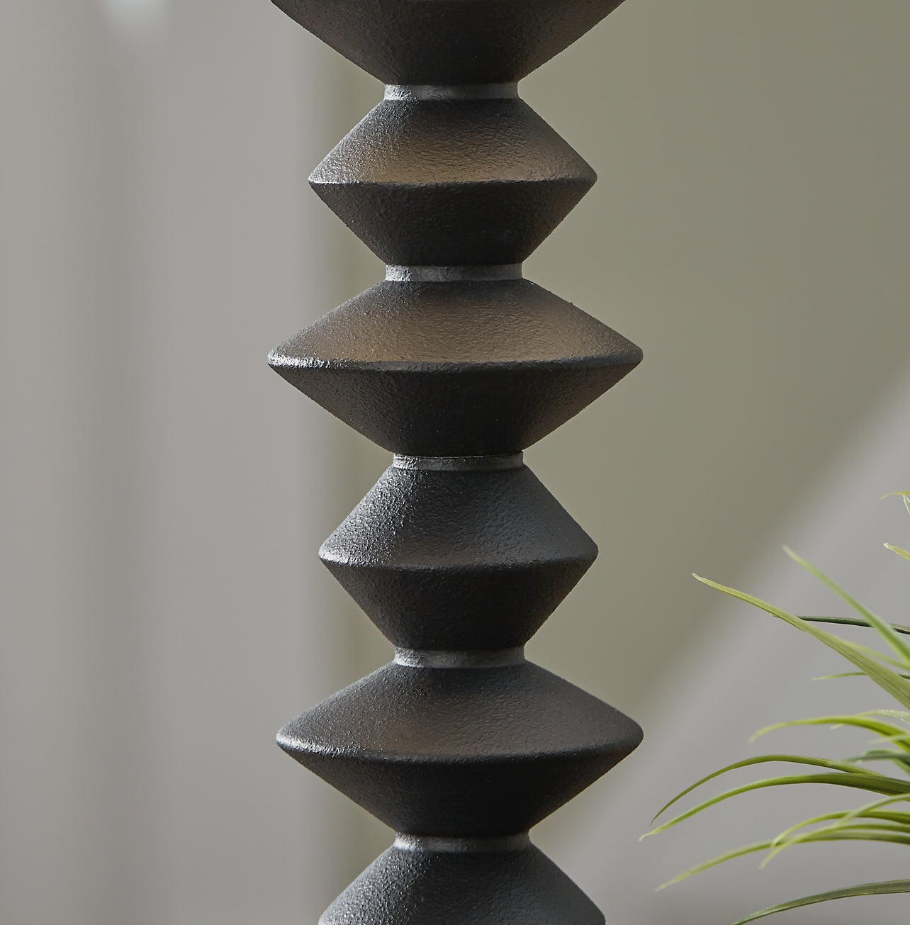 Luanndon Poly Buffet Lamp (1/CN) Signature Design by Ashley®