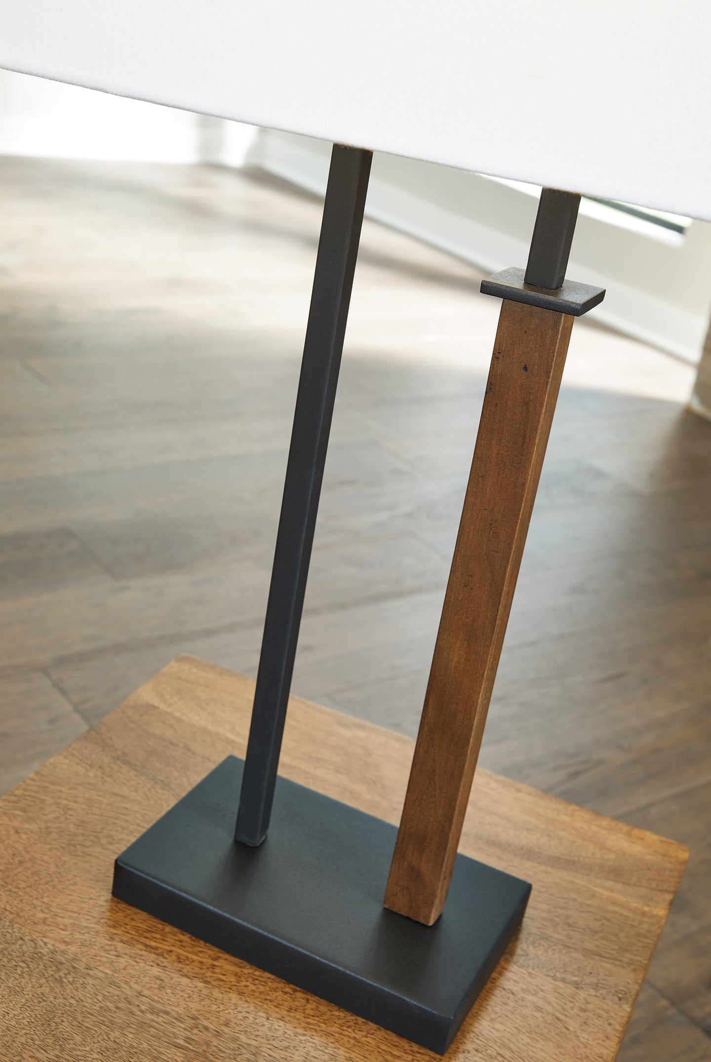 Voslen Metal Table Lamp (2/CN) Signature Design by Ashley®