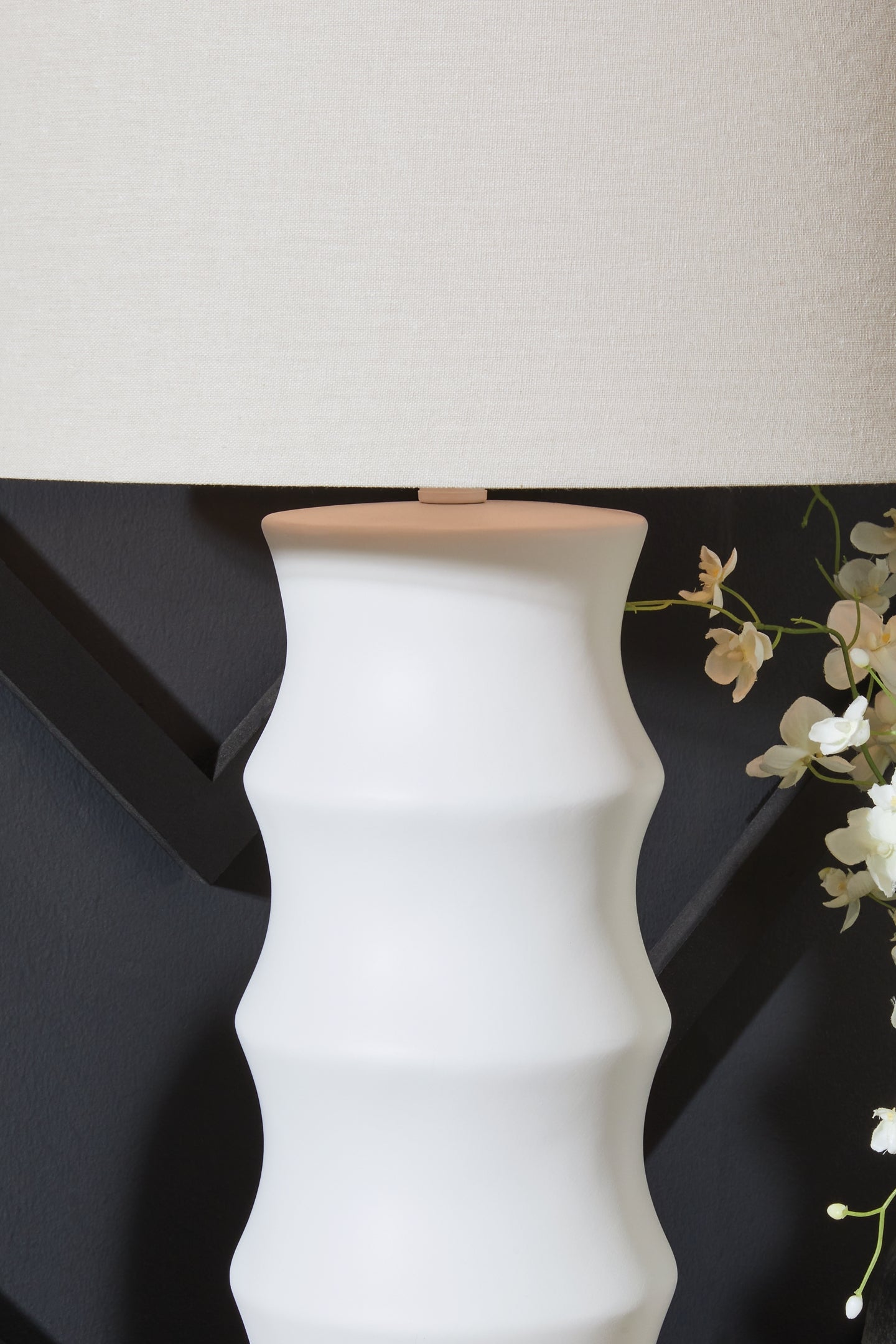 Veraleigh Poly Table Lamp (1/CN) Signature Design by Ashley®