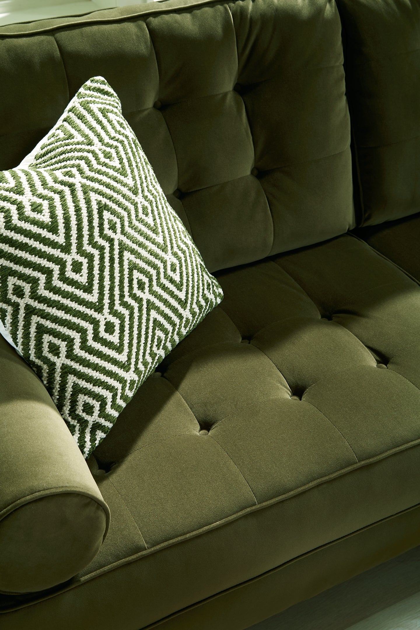 Reveon Lakes Loveseat Ashley®