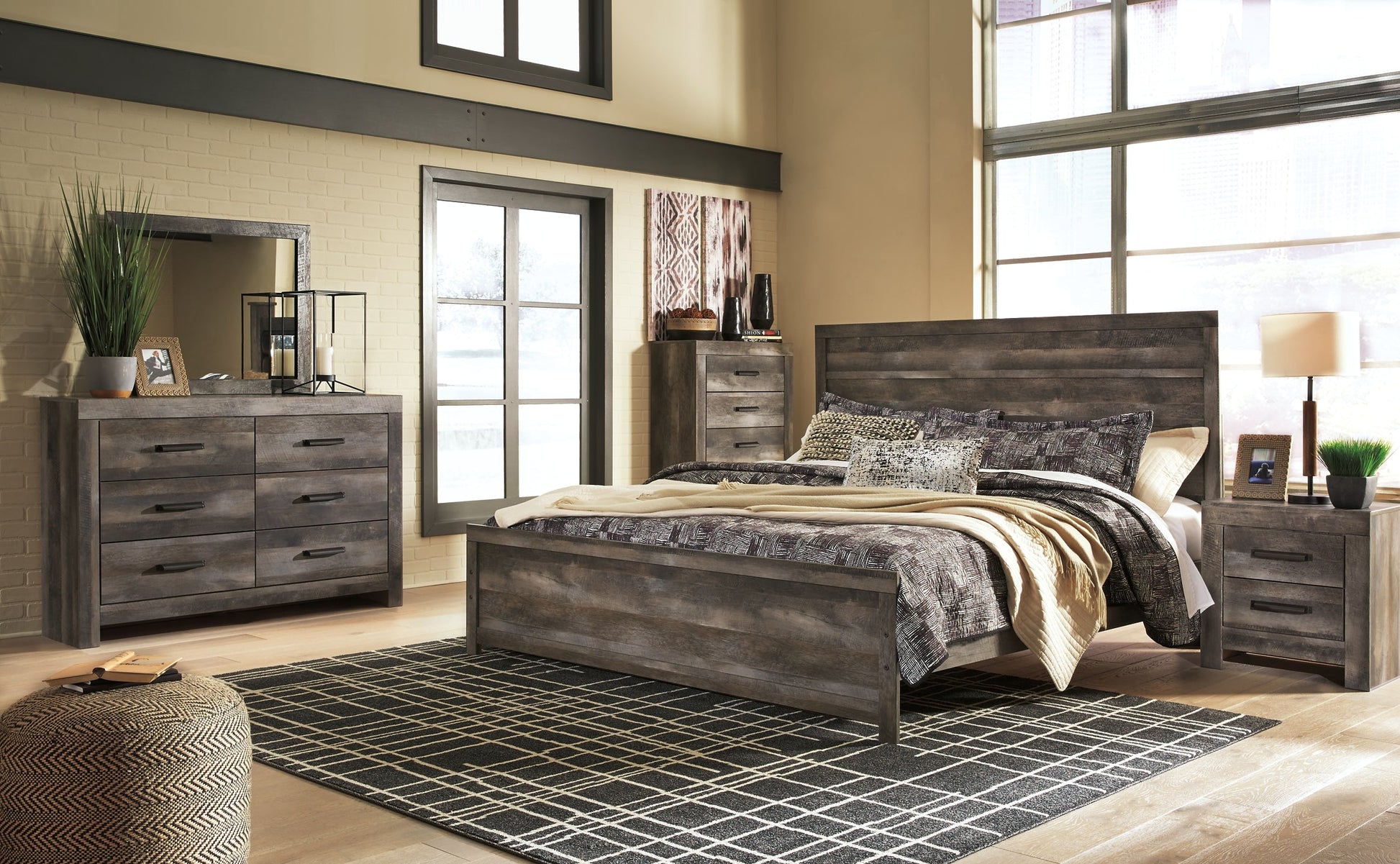 Wynnlow King Panel Bed with Mirrored Dresser, Chest and Nightstand Signature Design by Ashley®