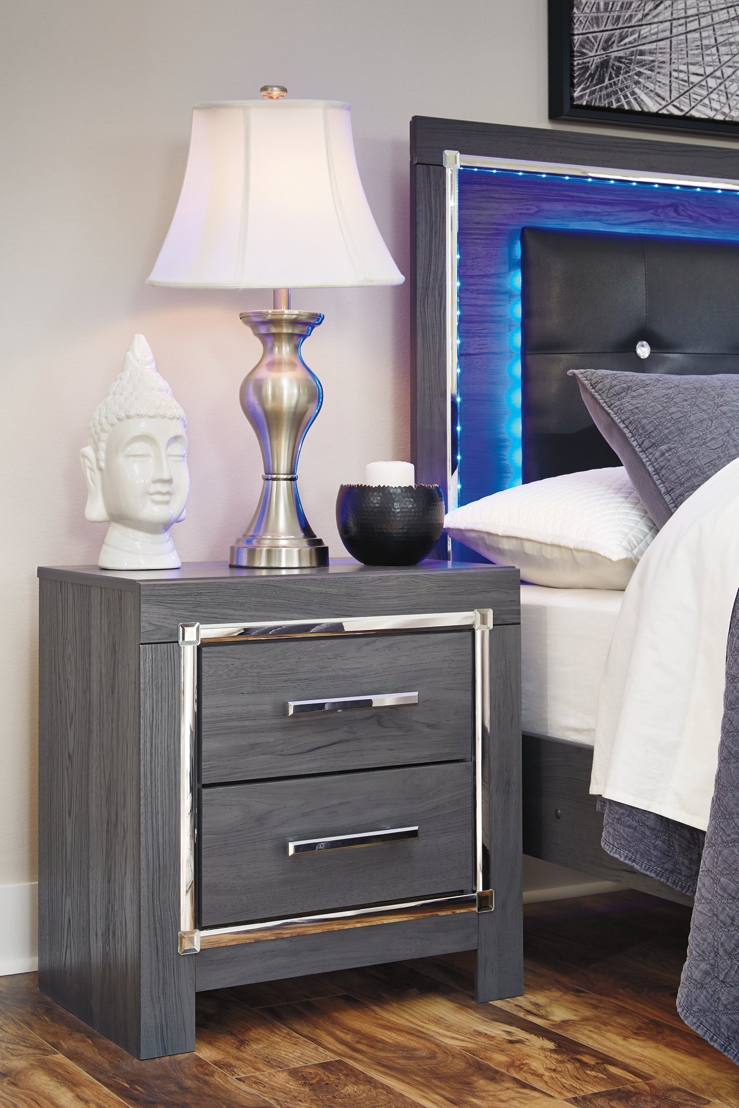 Lodanna Queen Panel Bed with Mirrored Dresser and Nightstand Signature Design by Ashley®