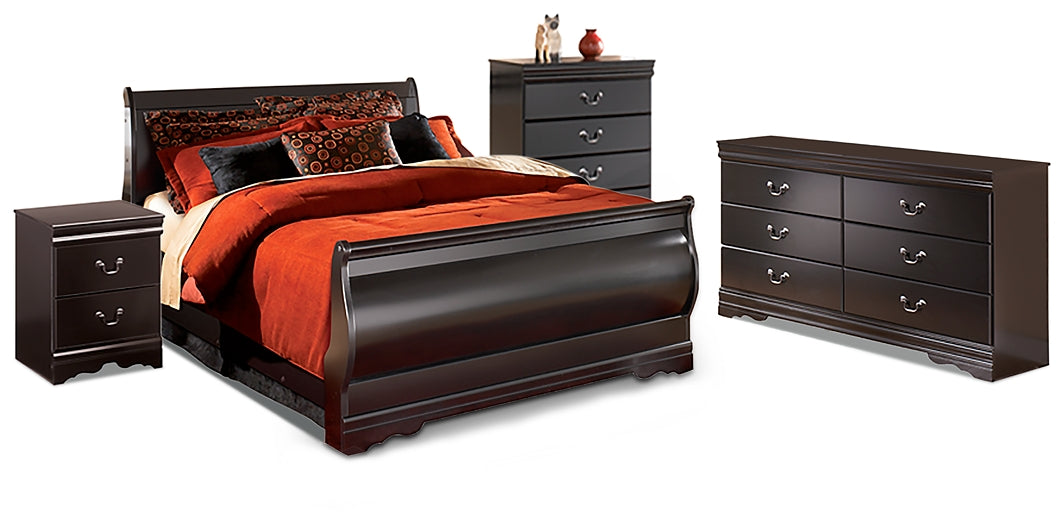 Huey Vineyard Queen Sleigh Bed with Mirrored Dresser and Nightstand Signature Design by Ashley®