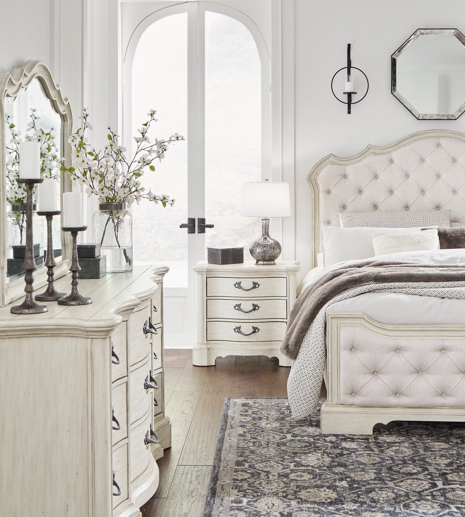 Arlendyne King Upholstered Bed with Mirrored Dresser and Nightstand Signature Design by Ashley®