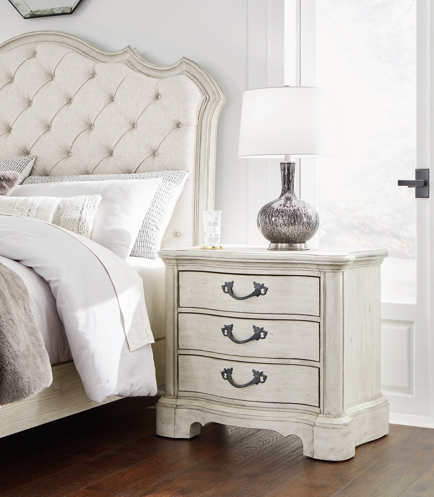 Arlendyne Queen Upholstered Bed with Mirrored Dresser, Chest and Nightstand Signature Design by Ashley®