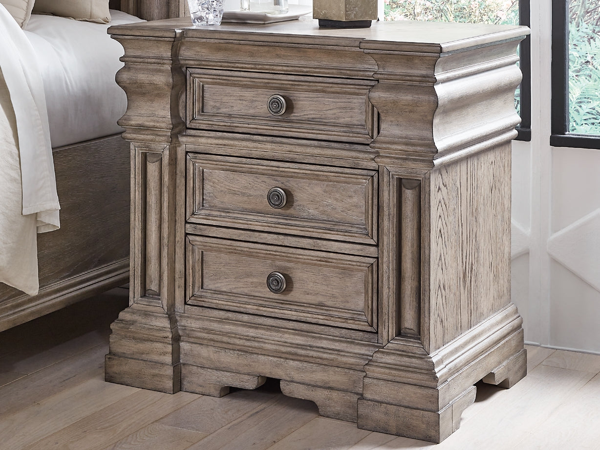 Blairhurst King Panel Bed with Mirrored Dresser, Chest and Nightstand Signature Design by Ashley®