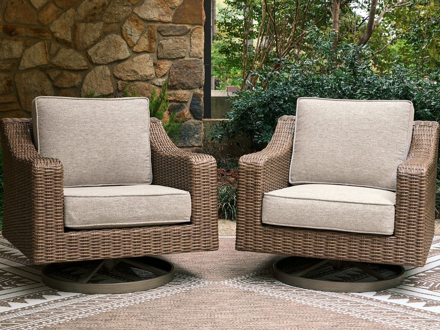 Laguna Heights Swivel Lounge w/ Cushion Signature Design by Ashley®