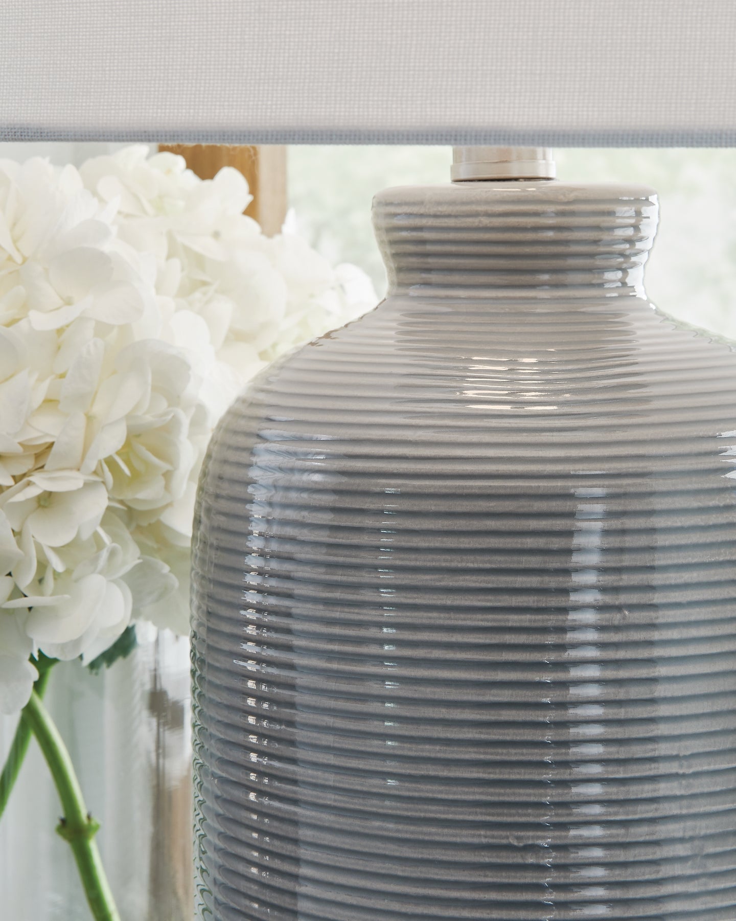 Wimlow Ceramic Table Lamp (1/CN) Signature Design by Ashley®