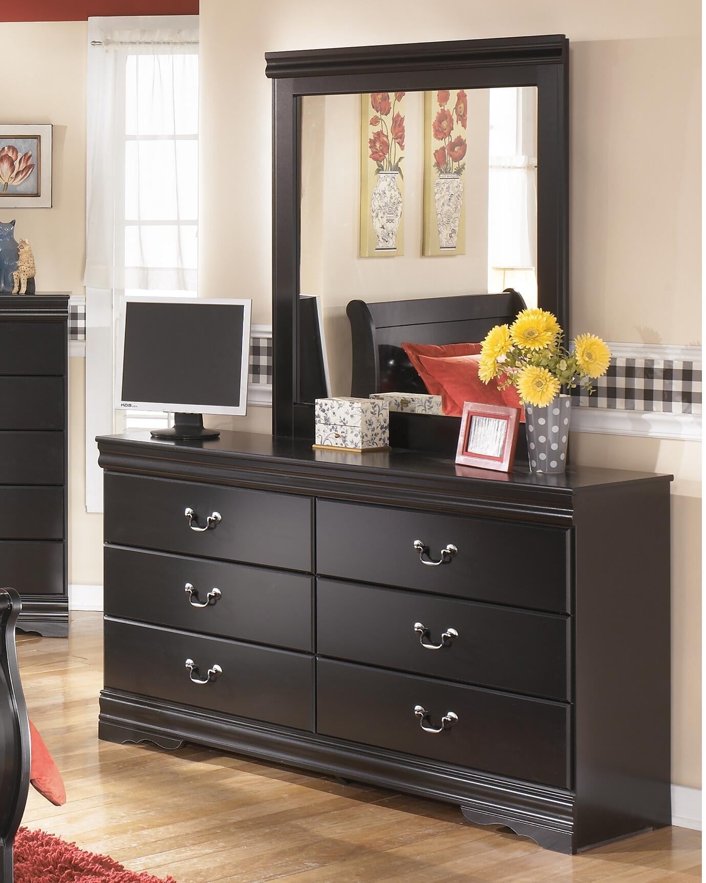 Huey Vineyard Dresser and Mirror Signature Design by Ashley®