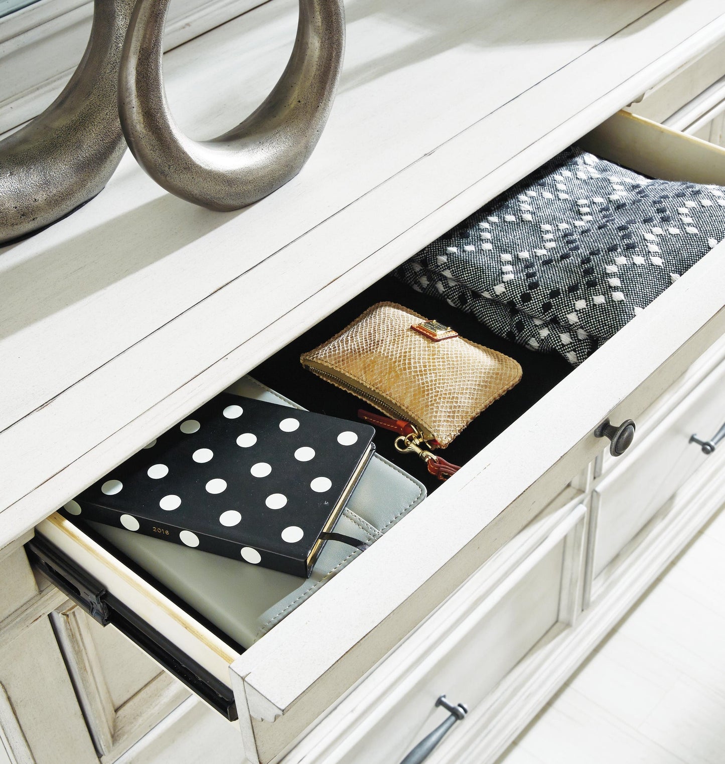Kanwyn Dresser and Mirror Benchcraft®