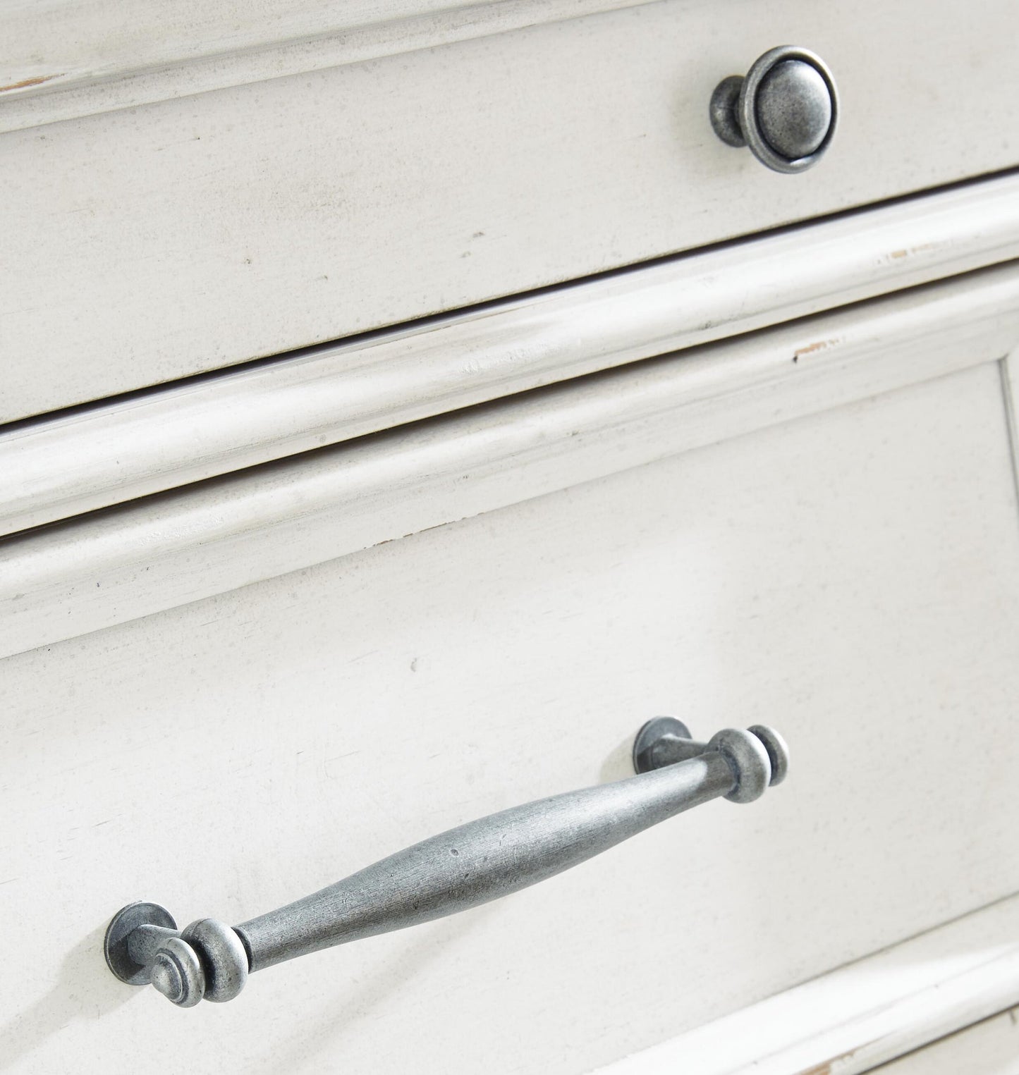 Kanwyn Dresser and Mirror Benchcraft®