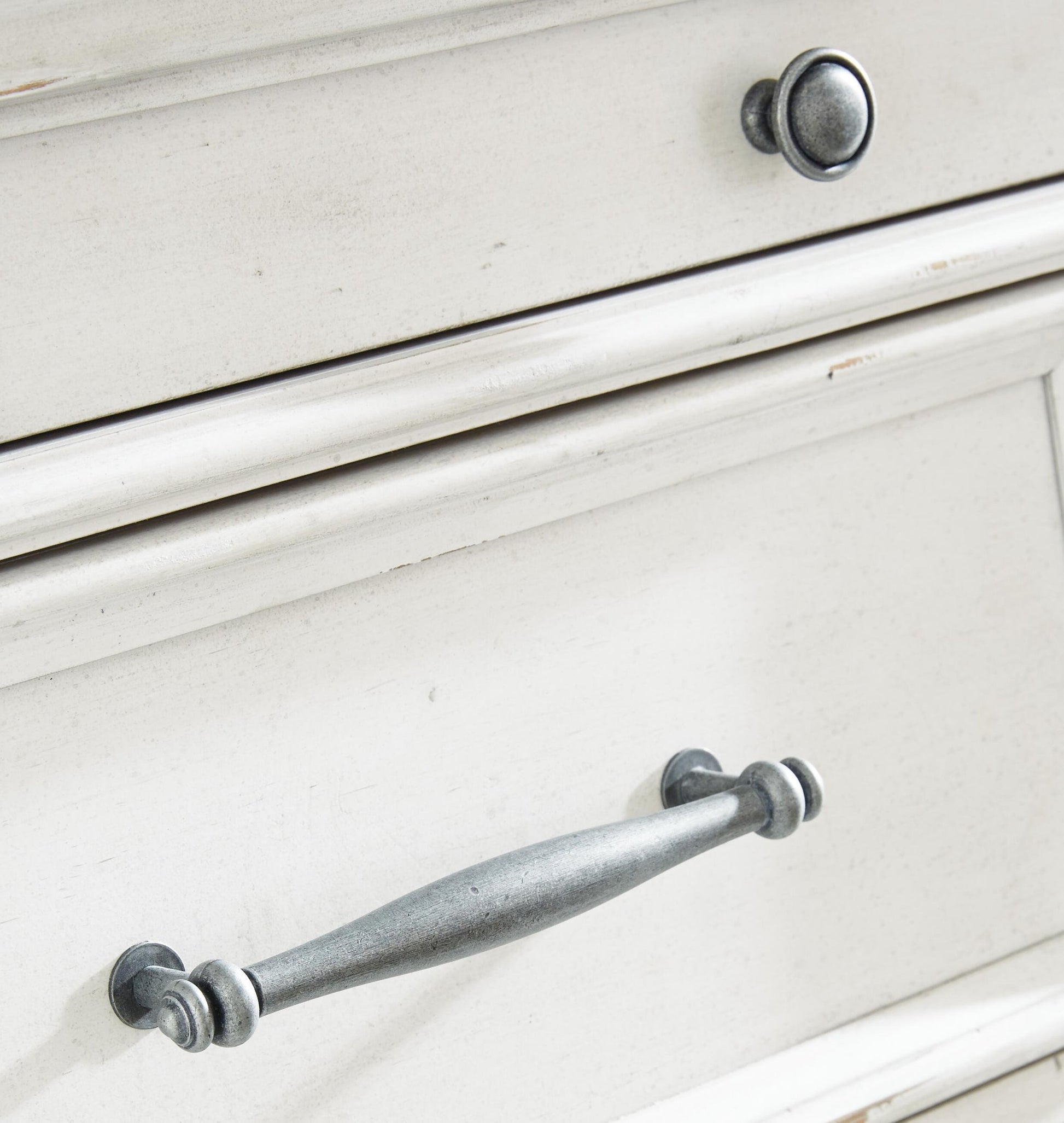 Kanwyn Dresser and Mirror Benchcraft®