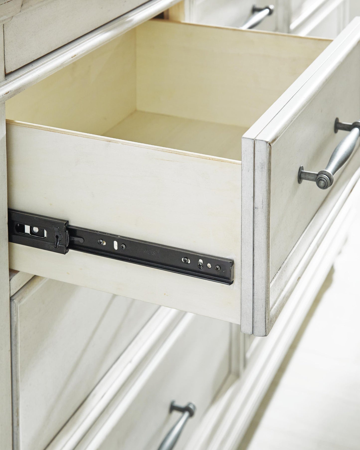 Kanwyn Dresser and Mirror Benchcraft®