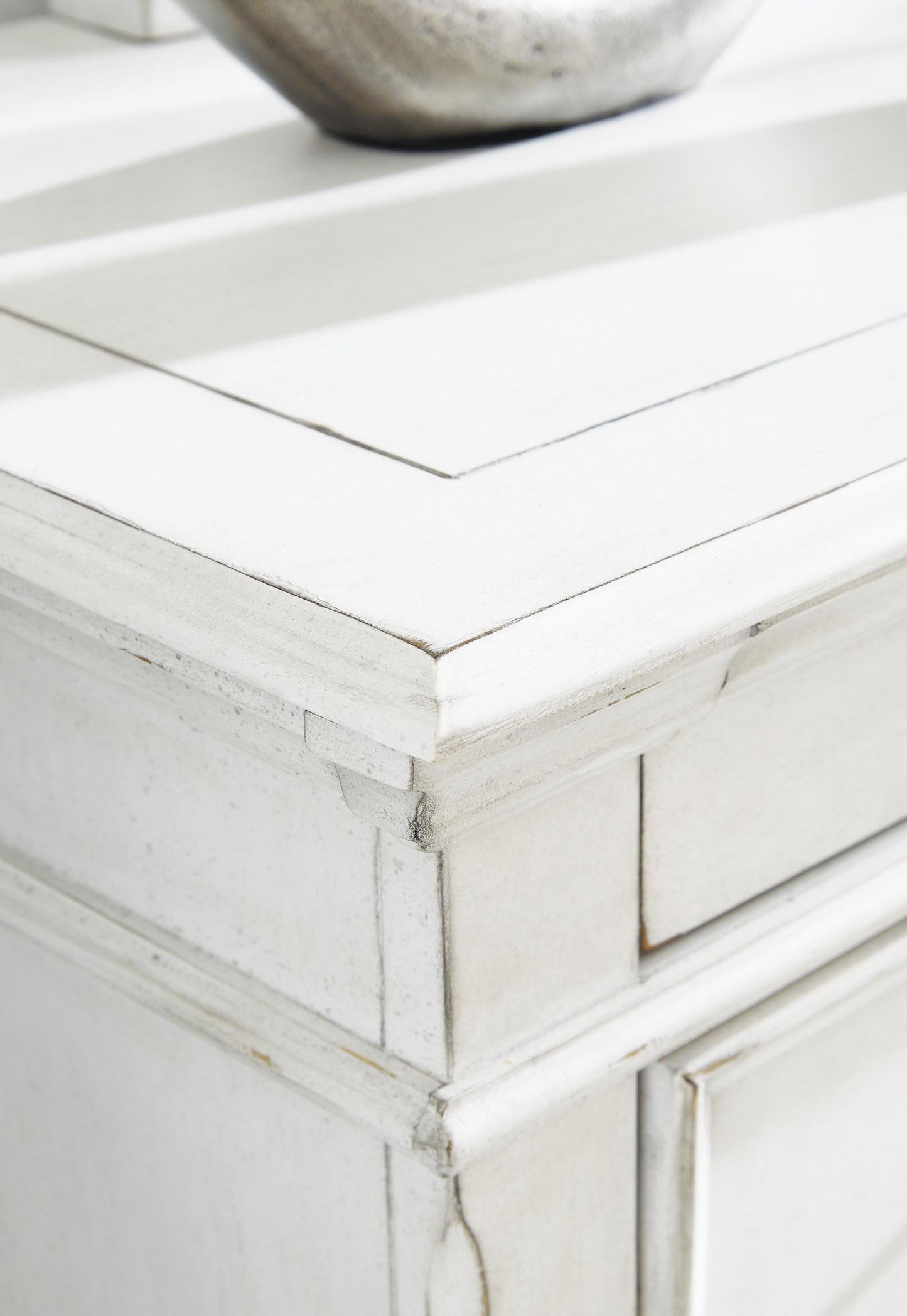 Kanwyn Dresser and Mirror Benchcraft®