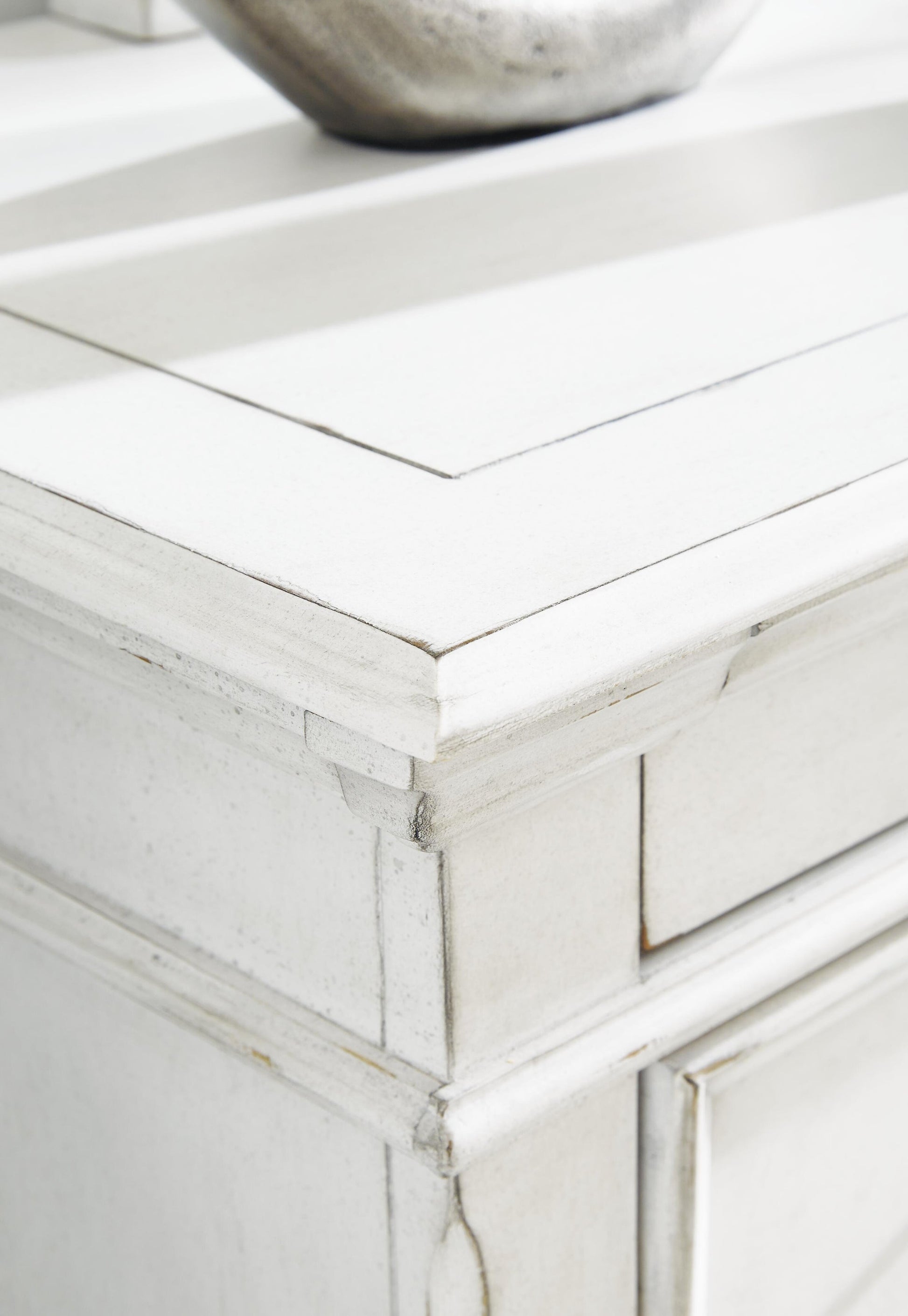 Kanwyn Dresser and Mirror Benchcraft®
