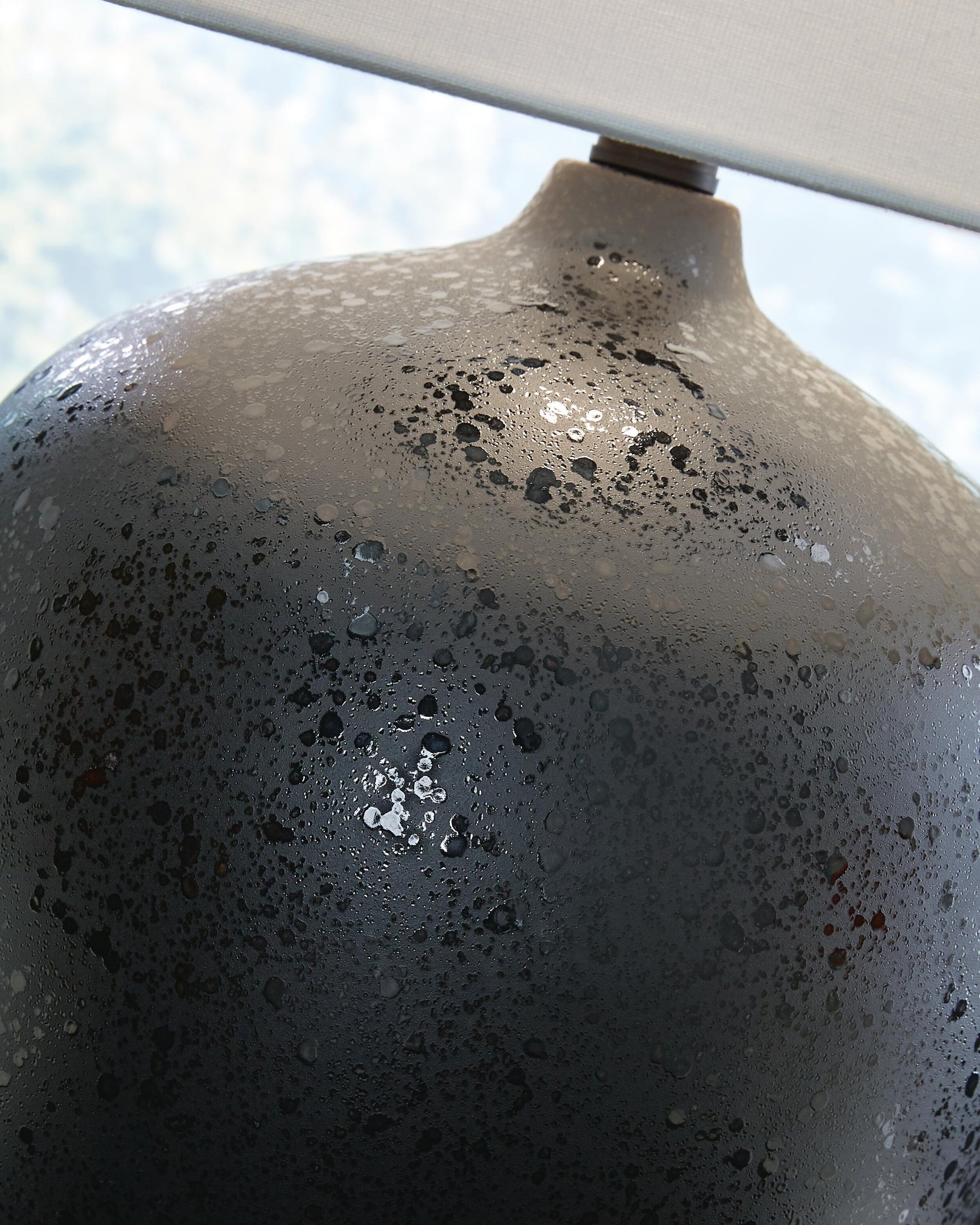 Ladstow Ceramic Table Lamp (1/CN) Signature Design by Ashley®