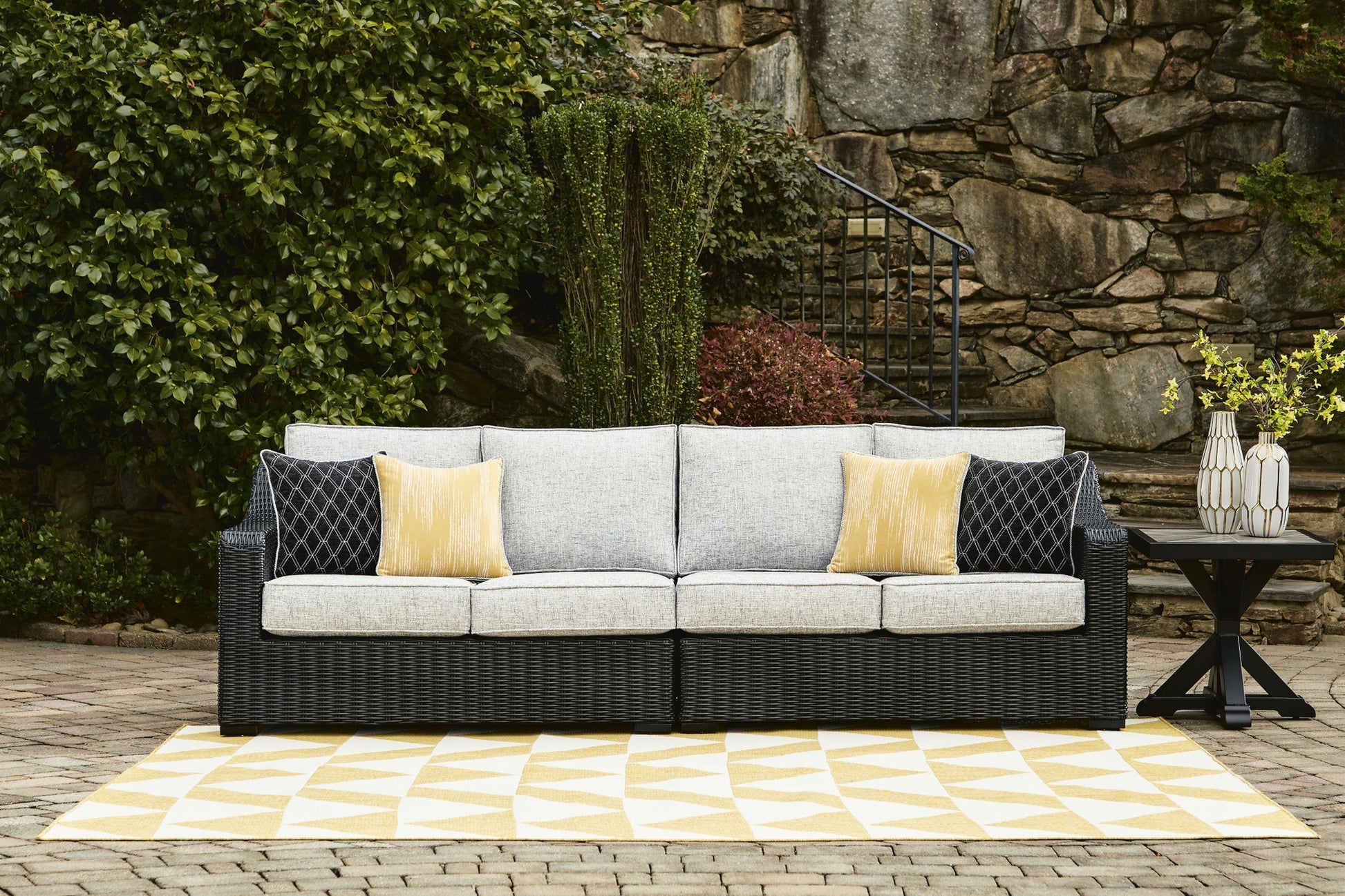 Beachcroft RAF/LAF Loveseat w/CUSH (2/CN) Signature Design by Ashley®