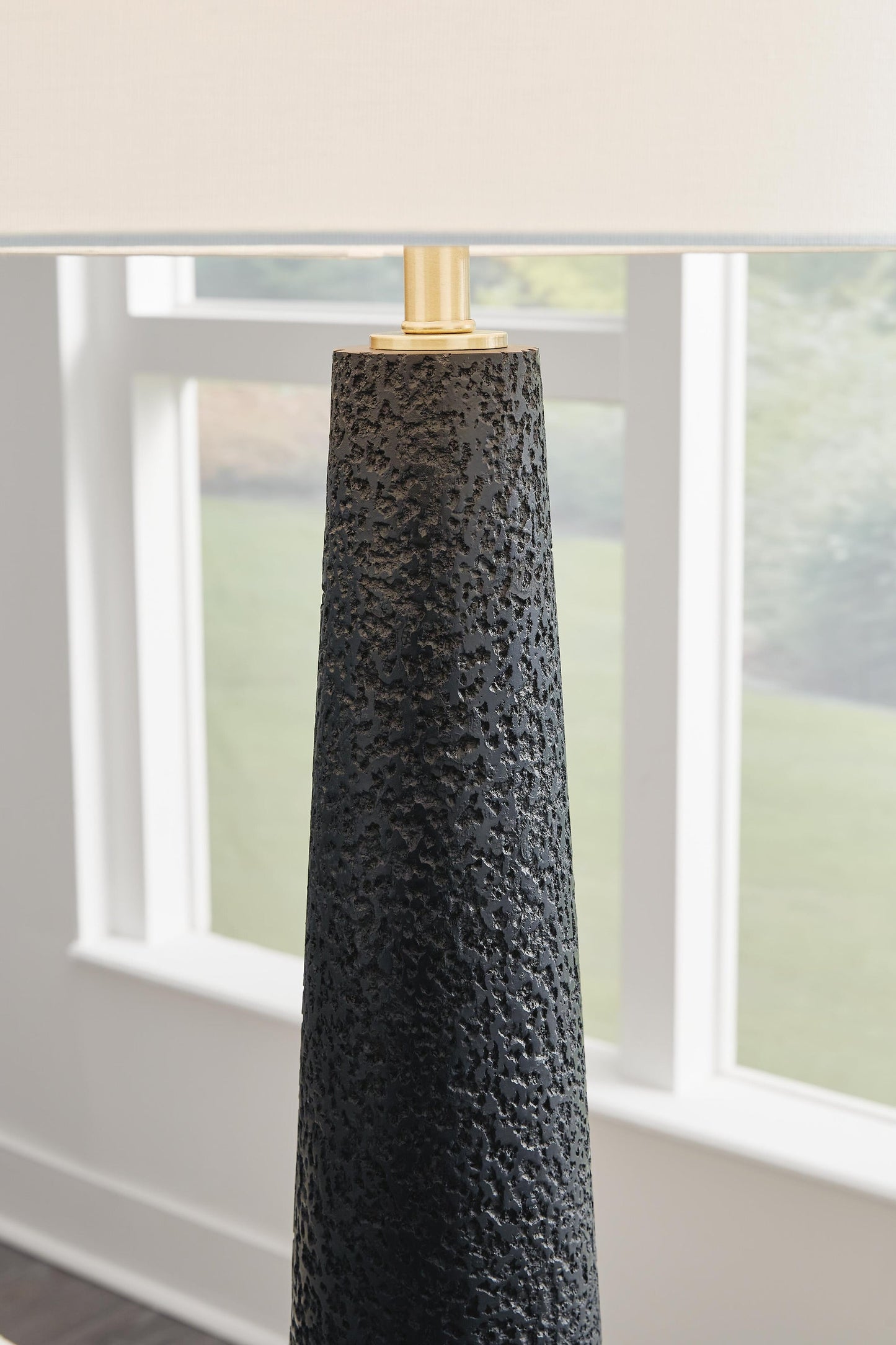 Hallburg Poly Floor Lamp (1/CN) Signature Design by Ashley®