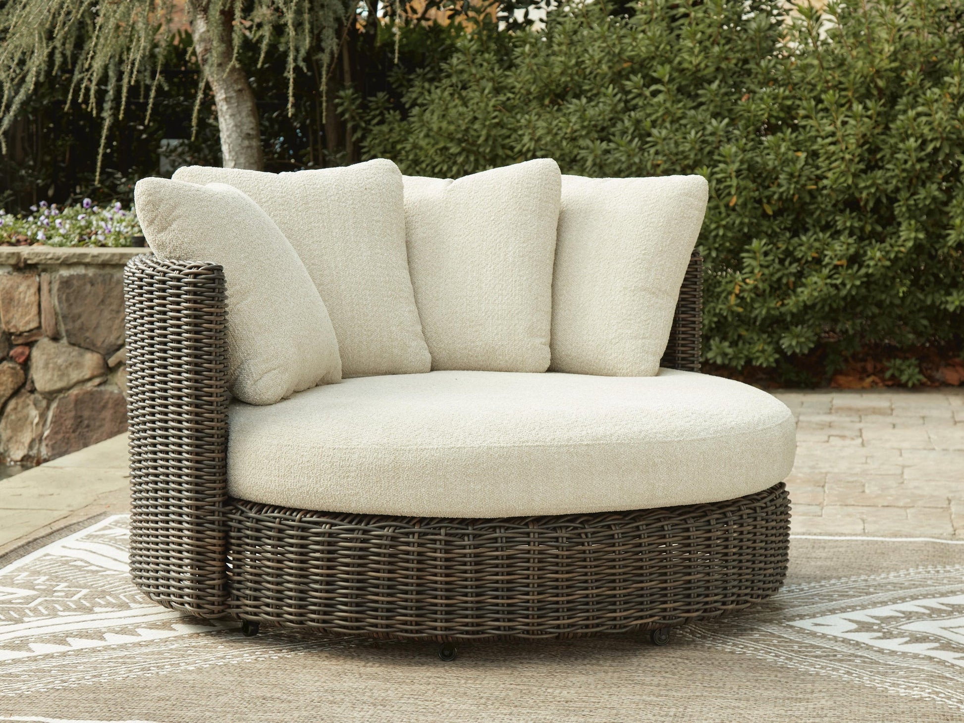 Kimora Swivel Lounge Chair w/Cushion Signature Design by Ashley®
