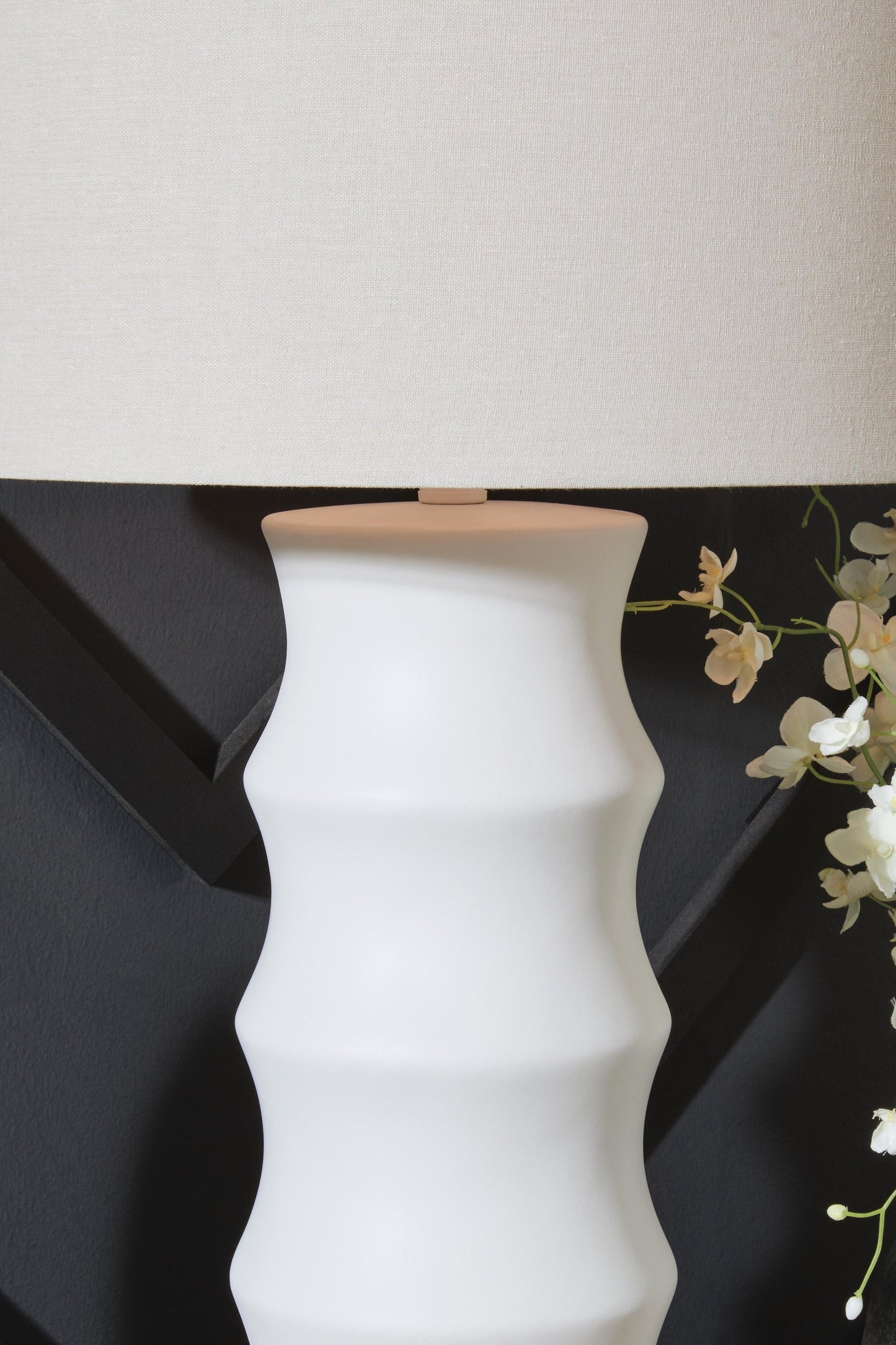 Veraleigh Poly Table Lamp (1/CN) Signature Design by Ashley®