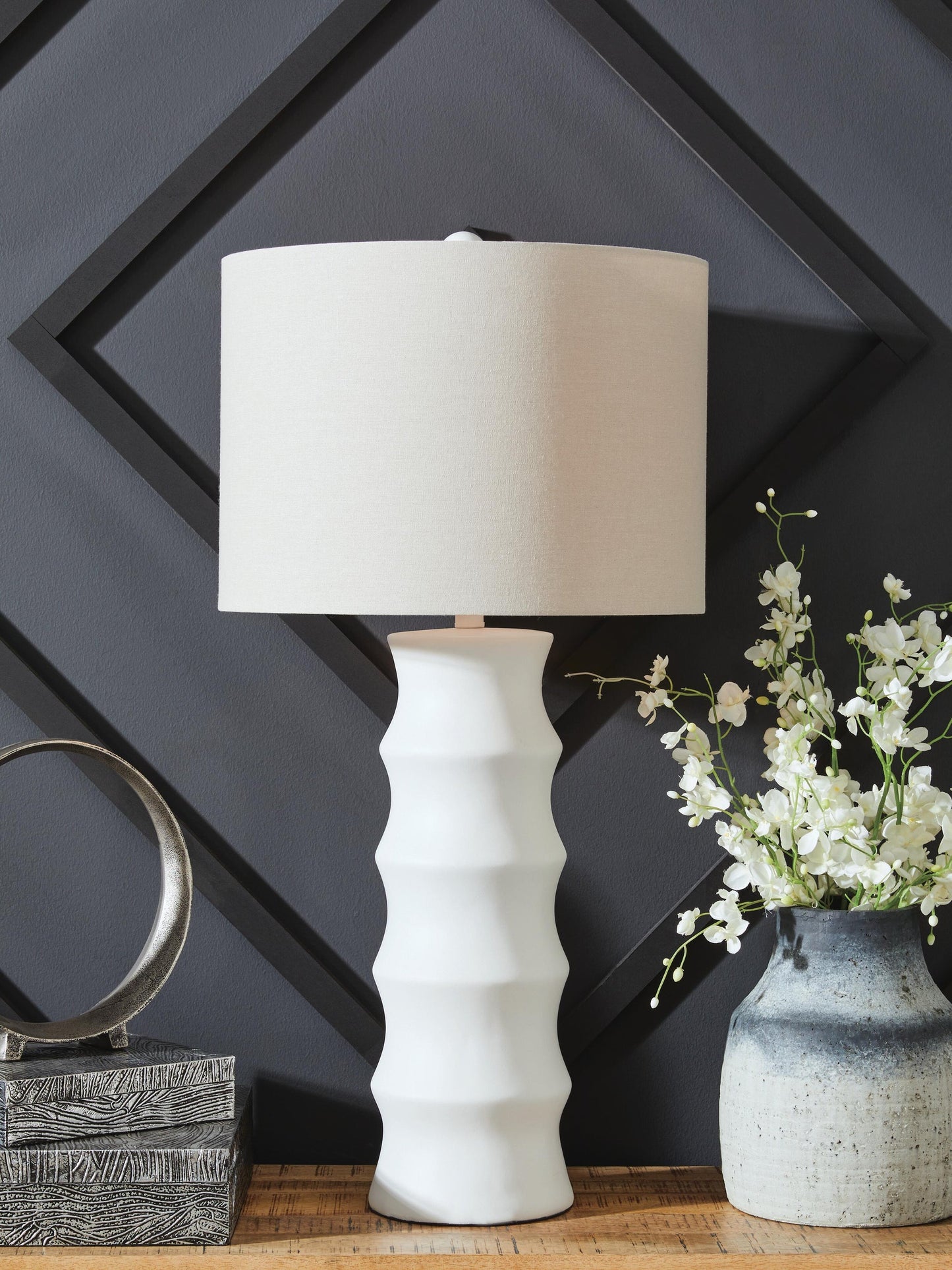 Veraleigh Poly Table Lamp (1/CN) Signature Design by Ashley®