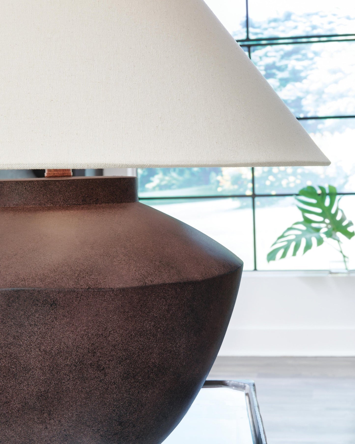 Honsworth Poly Table Lamp (1/CN) Signature Design by Ashley®