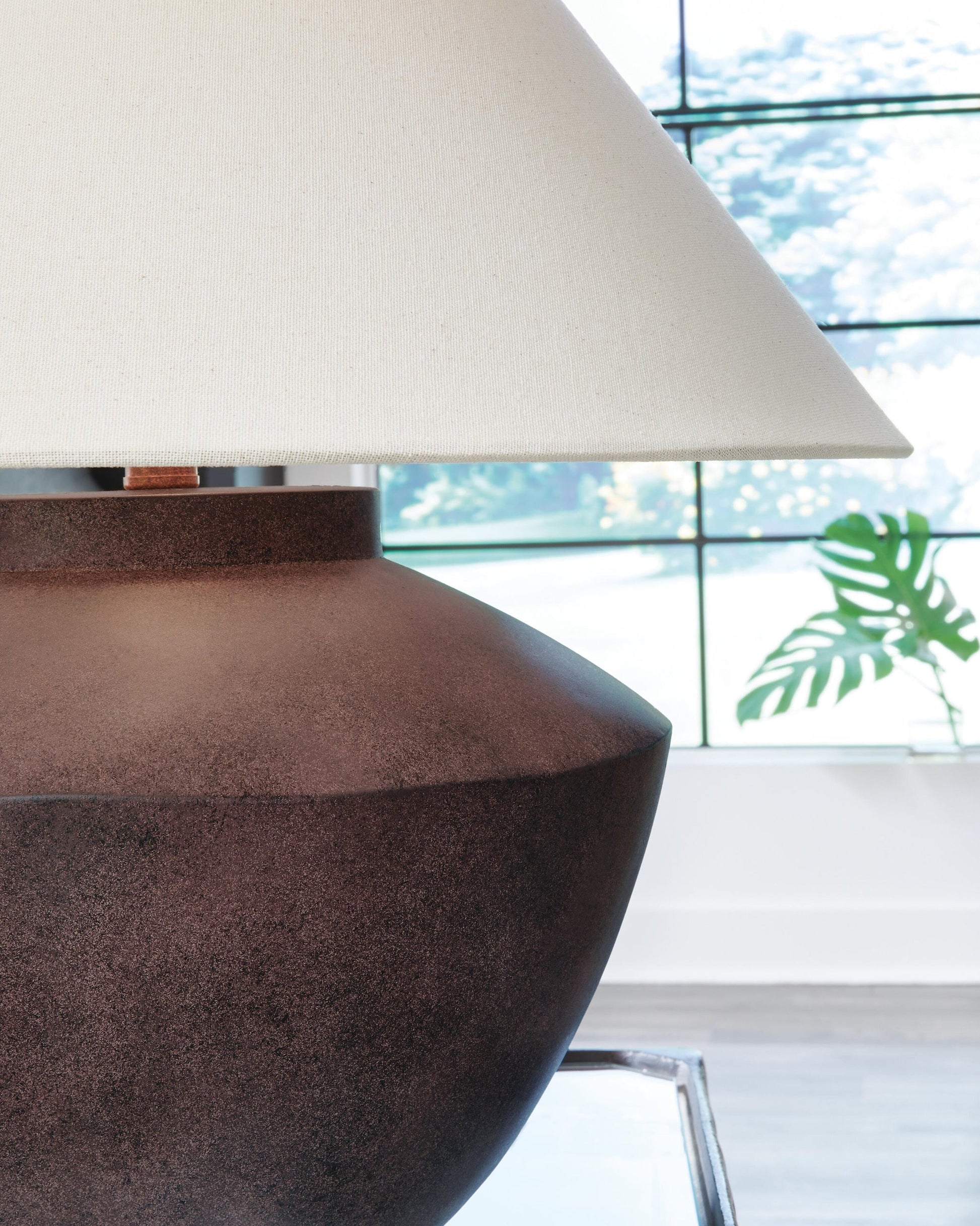 Honsworth Poly Table Lamp (1/CN) Signature Design by Ashley®