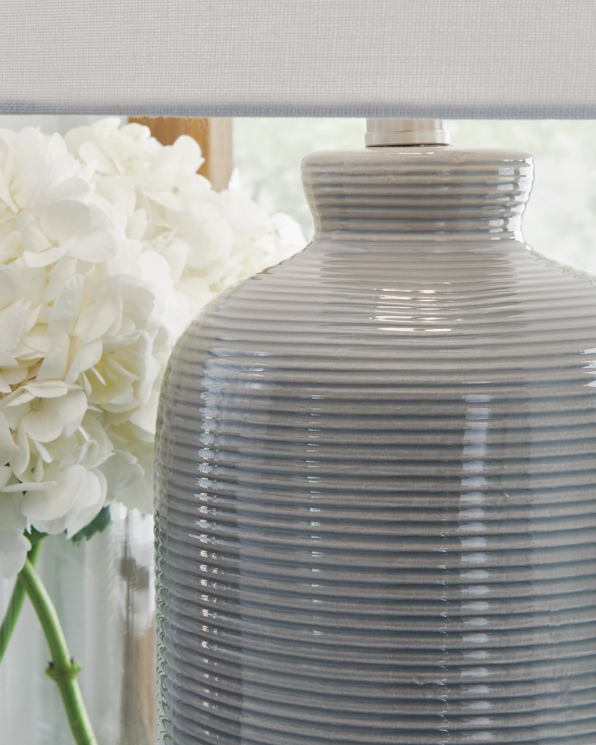 Wimlow Ceramic Table Lamp (1/CN) Signature Design by Ashley®