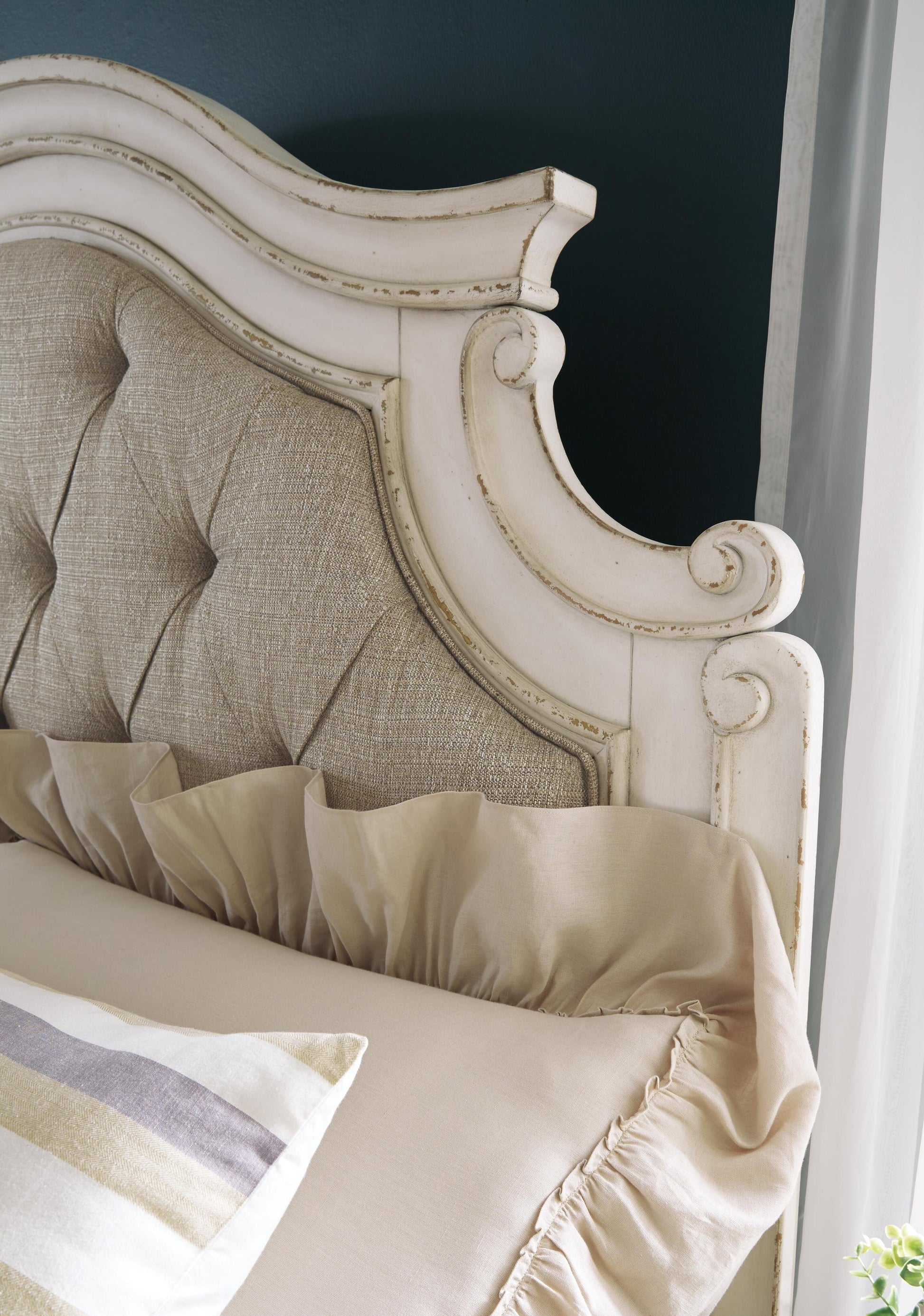 Realyn  Upholstered Panel Bed With Mirrored Dresser Signature Design by Ashley®