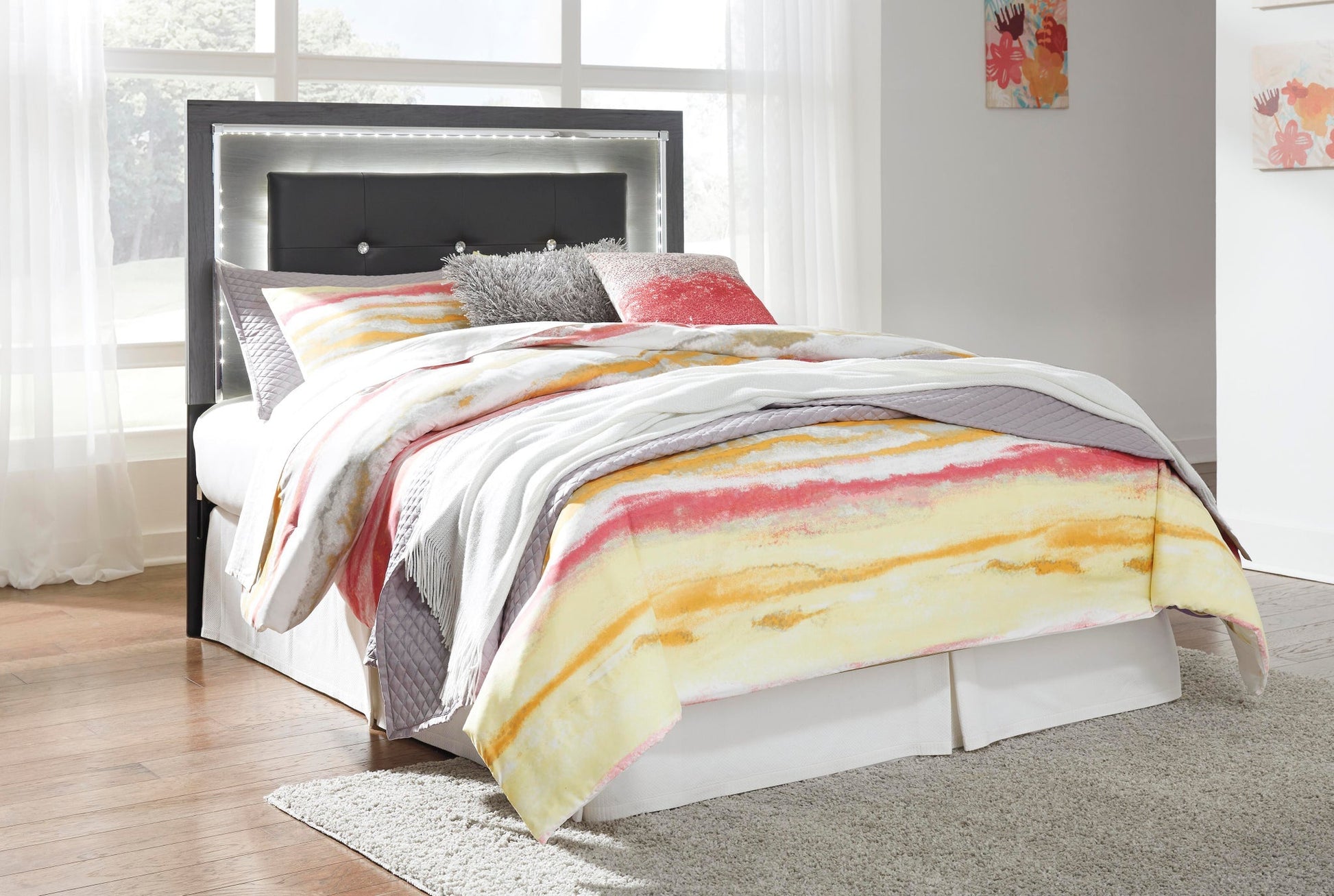 Lodanna  Upholstered Panel Headboard Bed With Mirrored Dresser Signature Design by Ashley®