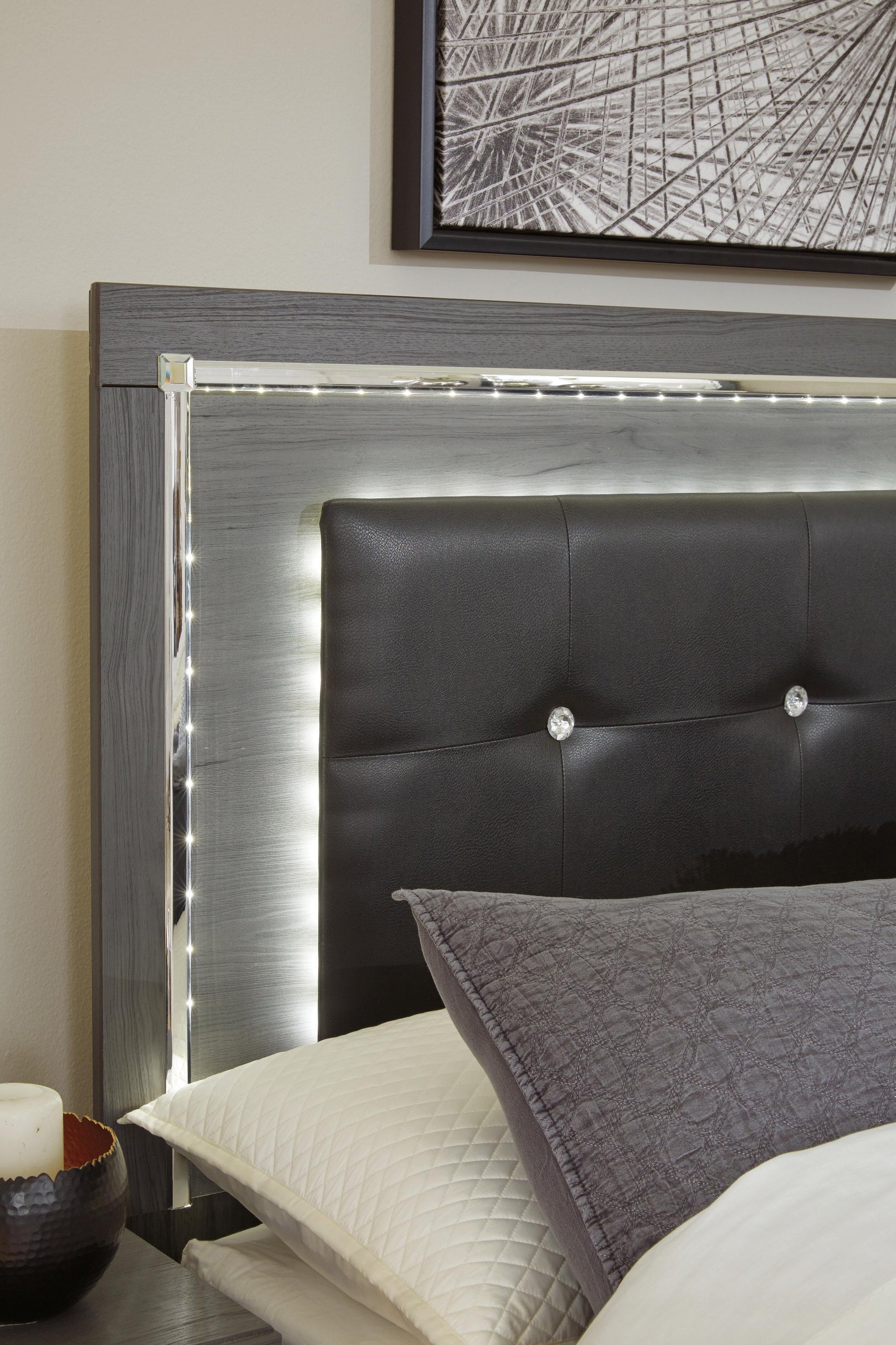Lodanna  Panel Bed With Mirrored Dresser Signature Design by Ashley®