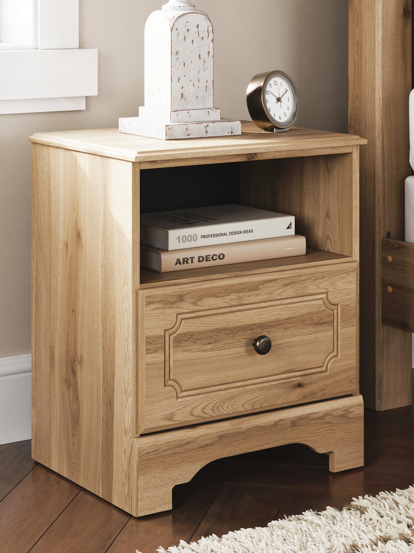 Galletyn  Panel Bed With Mirrored Dresser And Nightstand Signature Design by Ashley®