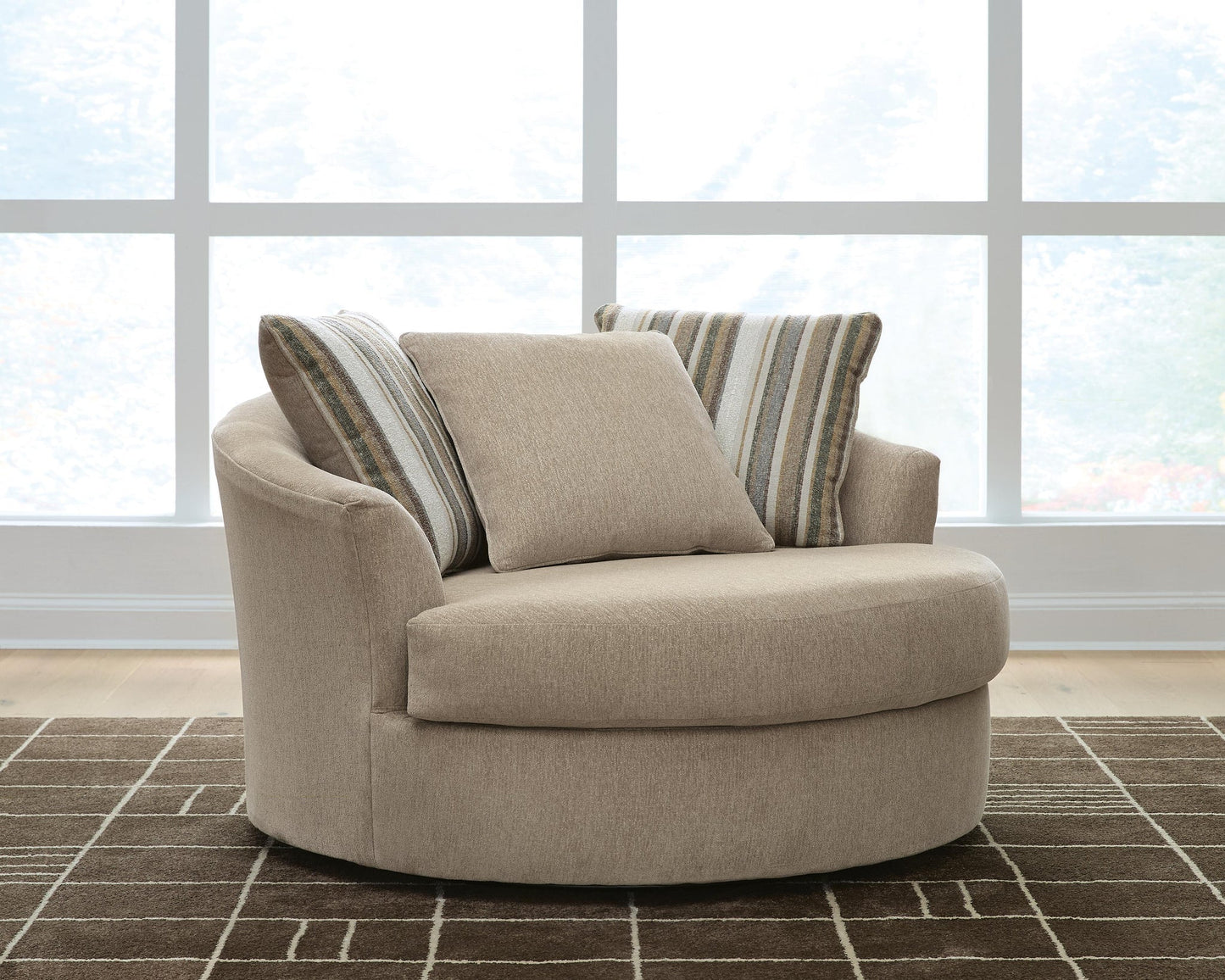 Linenhause Oversized Swivel Accent Chair Benchcraft®