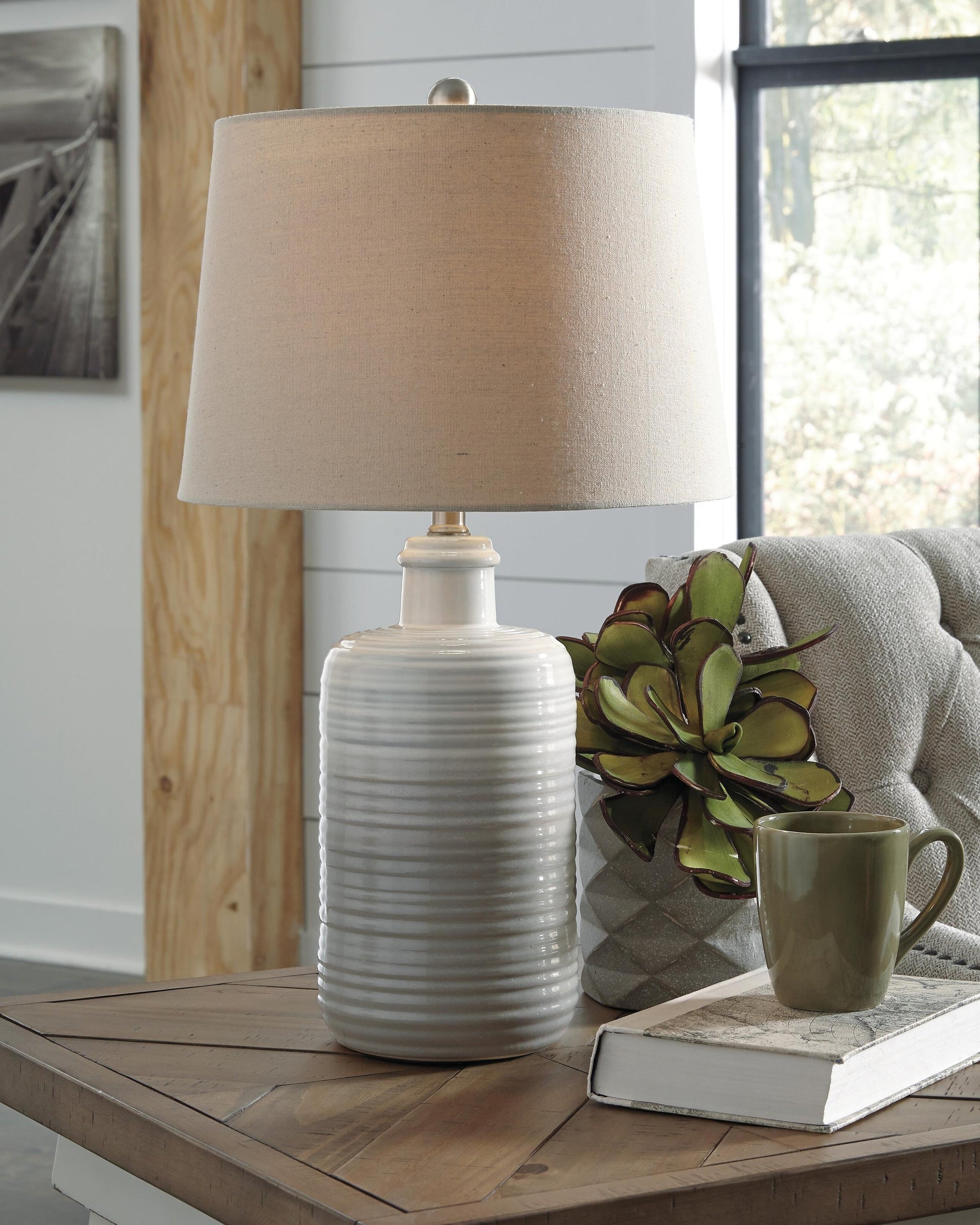 Marnina Ceramic Table Lamp (2/CN) Signature Design by Ashley®