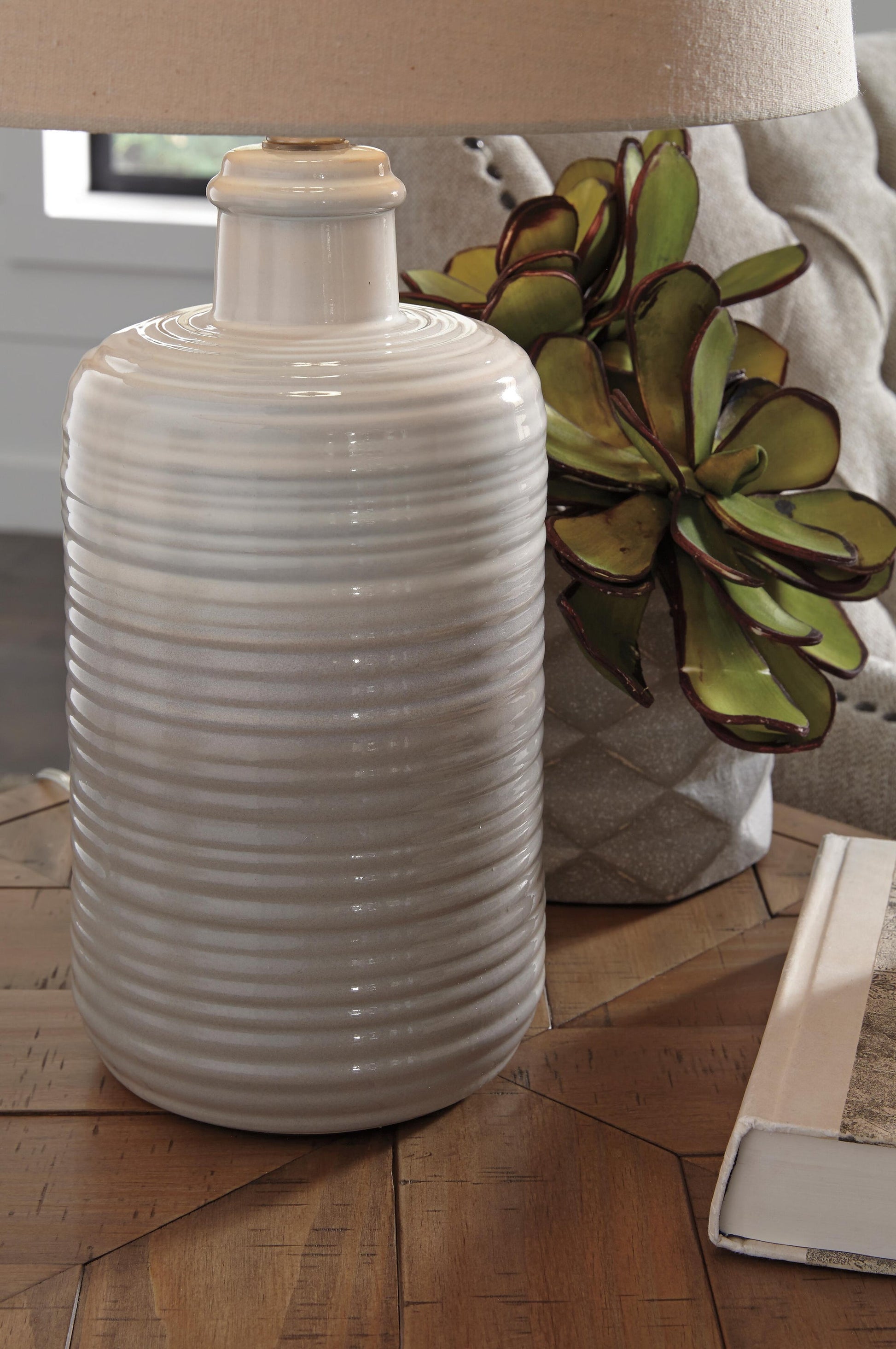 Marnina Ceramic Table Lamp (2/CN) Signature Design by Ashley®